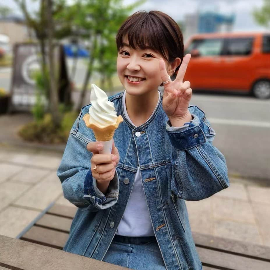 常盤よしこのインスタグラム：「道の駅阿蘇から中継です❤️ ソフトクリーム美味しいー！！ この後のてれビタでーす😊  #道の駅阿蘇#阿蘇グルメ#ゴールデンウィーク#阿部牧場ヨーグルトソフト#てれビタ」