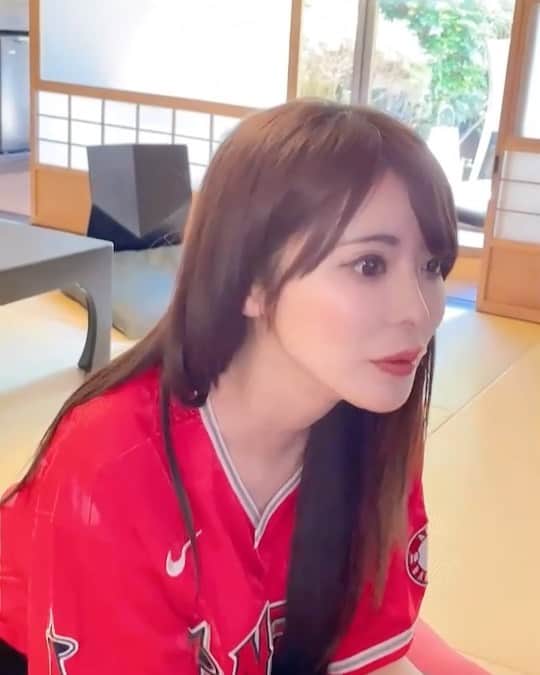 桃瀬えりなのインスタグラム：「旅行先で応援したよ⚾️今日のエンゼルスVSカージナルス観戦動画︎‪🫶🏻 大谷選手が打たれてちょっとふてくされてる🫢 逆転勝ち良かった♡♡  #losangelesangels #stlouiscardinals #baseball #follow #followme #エンゼルス #カージナルス #野球観戦 #メジャーリーグ #大谷翔平 選手 #ヌートバー 選手 #動画」