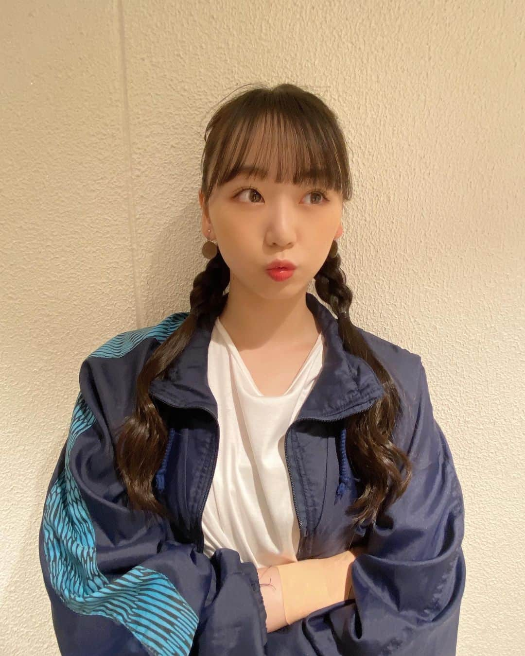 泉綾乃さんのインスタグラム写真 - (泉綾乃Instagram)「💙🤍  #アイドル #ライブ #衣装 #初恋至上主義 #みつあみ」5月4日 15時55分 - _anon_1122