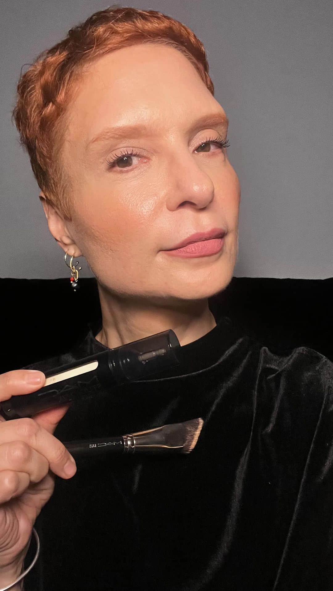 M·A·C Cosmetics BRのインスタグラム：「Look de pele minimalista com os lançamentos M•A•C, com a Caneta 2 em 1 Corretivo e Base Studio Fix Face Pen e o pó ultra fino Studio Fix Pro Set + Blur @gizeye」
