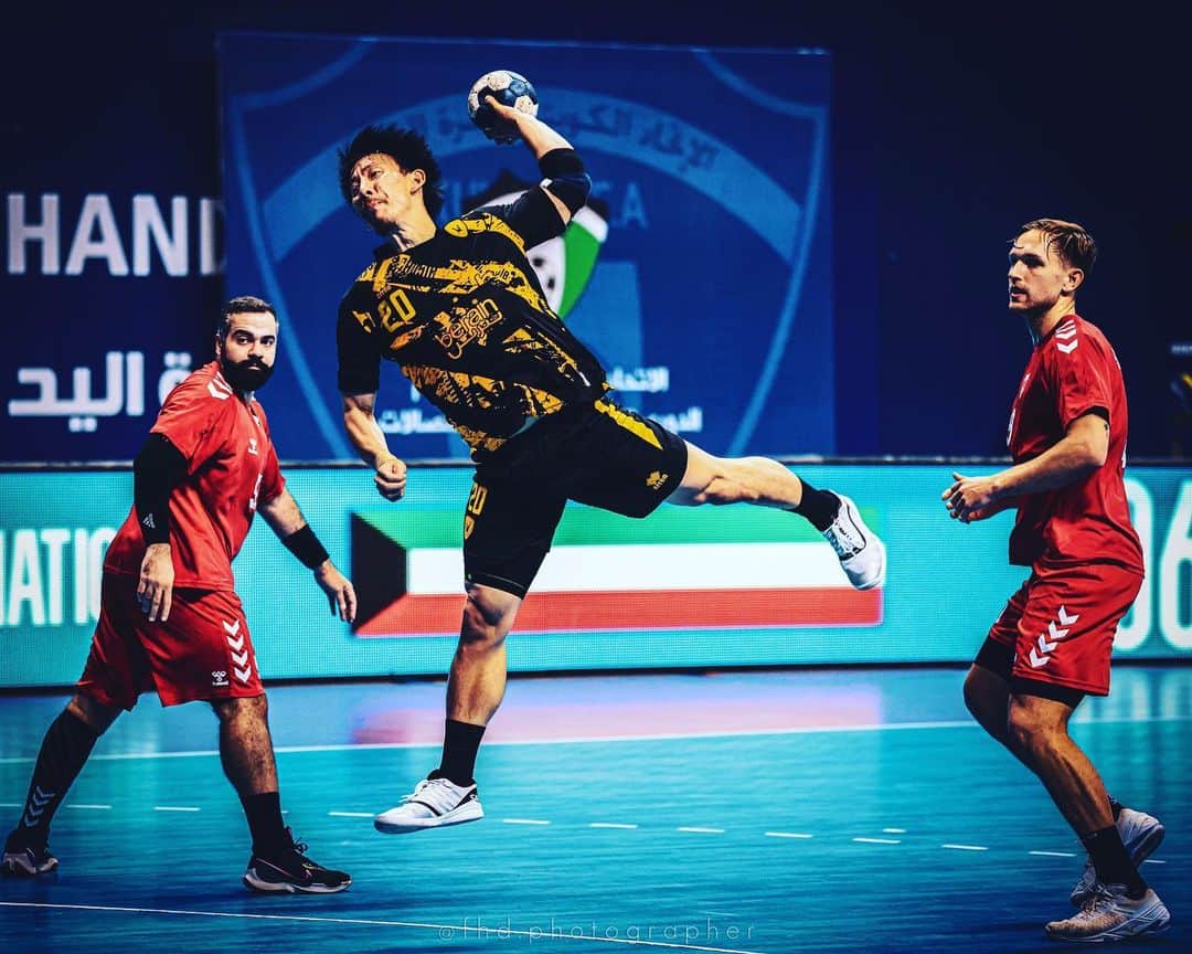 渡部仁のインスタグラム：「💛🖤  右側の赤いユニフォームの選手は エストニア代表で、大同特殊鋼のヤーニマー選手と ルームメイトらしいです。  #alqadsia  #トヨタ車体ブレイヴキングス  #handball #salming  #bauerfeind」
