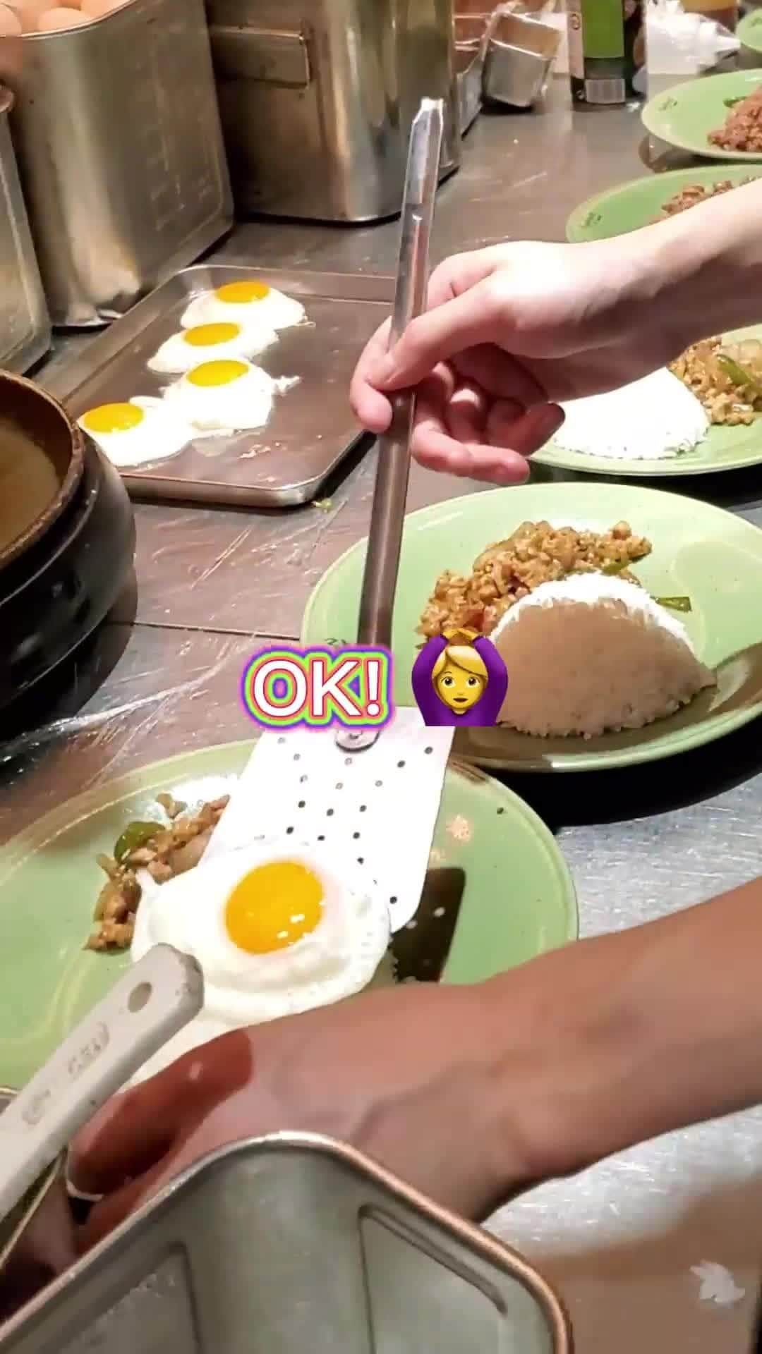 モンスーンカフェのインスタグラム：「Superior kitchen efficiency. Gapao rice during the lunch hour rush! 🍲⁠ ランチピーク時のキッチン！ガパオライスが次々と🍳⁠ ⁠」