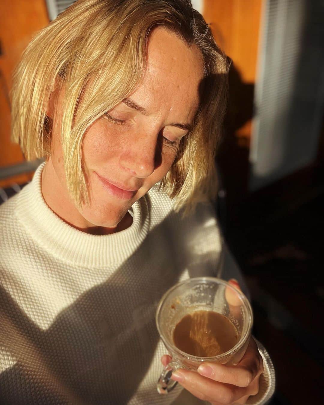 ブロンテ・キャンベルのインスタグラム：「Morning reminder to enjoy the little things:  Snuggly jumper  Morning sun  Cup of chai」