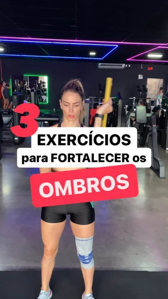 SuelleOliveiraのインスタグラム：「EXERCÍCIOS QUE ME AJUDAM A FORTELECER E GANHAR MOBILIDADE DE OMBRO.  Vocês sempre me pedem exercícios que me ajudam a preparar o ombro antre dos exercícios. Lógico que tenho acompanhamento profissional onde eu faço um treino completo, estruturado que me ajuda a ir para quadra com menos dores.   @vitoriakauer_ 👊💪」