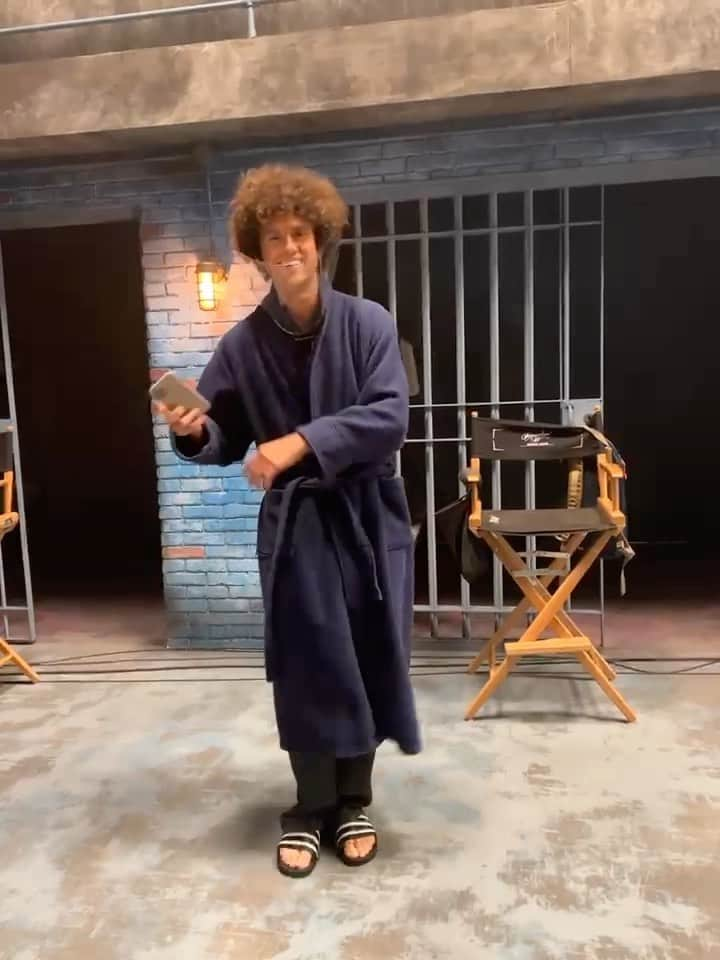 アーロン・トヴェイトのインスタグラム：「Dancing for the finale of season 2 of Schmigadoon  Now streaming on @appletv!  And for Bob Ross. And Covid Shields. Thank you @dovecameron for the always unknown videography」