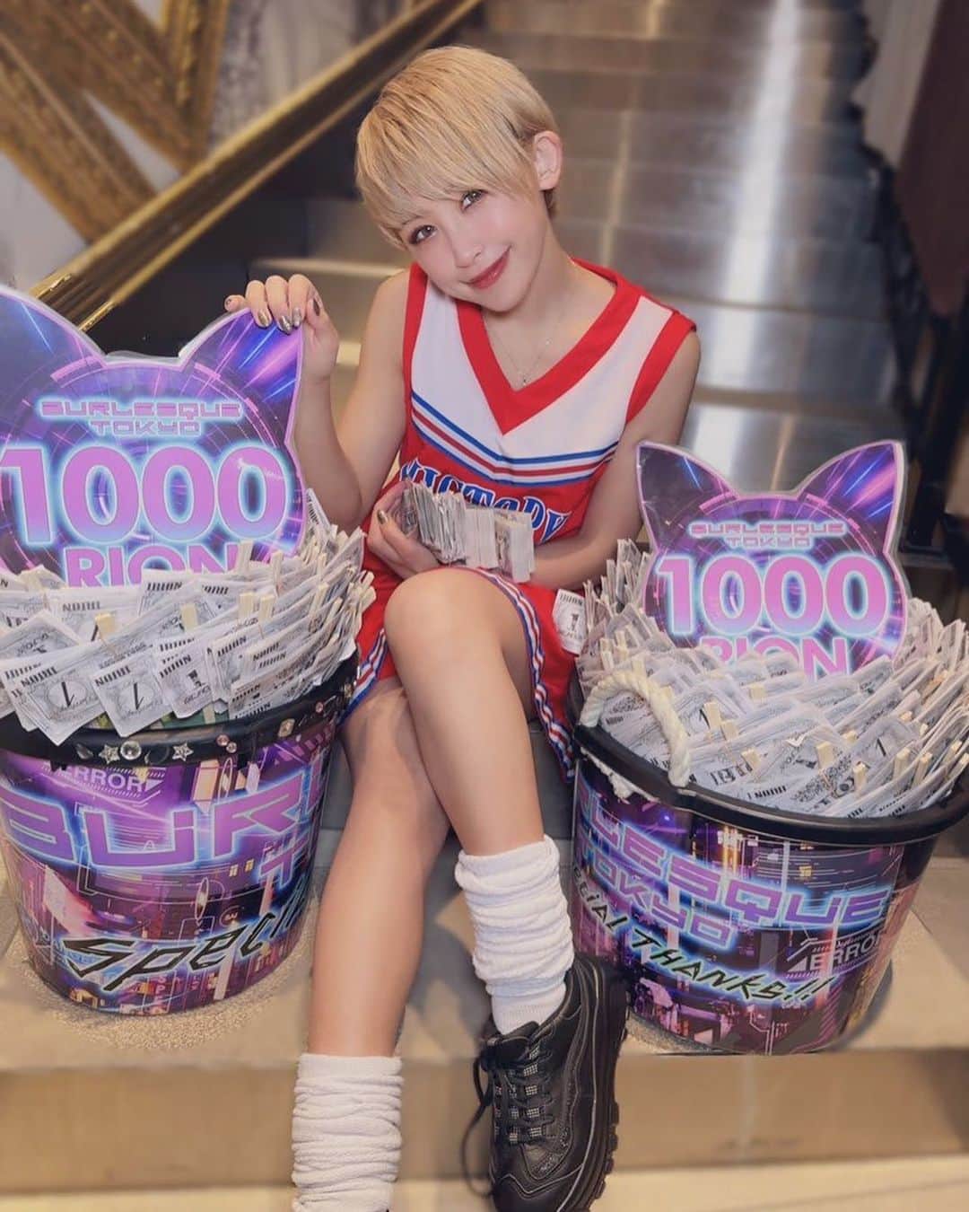 エリーのインスタグラム：「今日のコスプレはいつも頑張るみんなを応援し隊❤️‍🔥という事でチアリーダー🌼🤭 ・ GW１部から満席✨声援拍手沢山で👏とっても嬉しかったです✨🥰 バーレスク東京に足を運んでくださり有難うございました✨！ ・ 推しプランで来てくださった皆さんにショー前から沢山沢山元気もらってショー中もスーパーにっこにこでした✨もー皆さん大切で大好きです！✨😆 ・ そして最後はまさかの大切なお客様がチップクイーンにしてくださったのです🥲夢かと思った🥲とっても幸せな一日でした。。🥲💗 ・ またストーリーでお礼させてくださいね😭💐✨♡！！ ・ ・ ・」