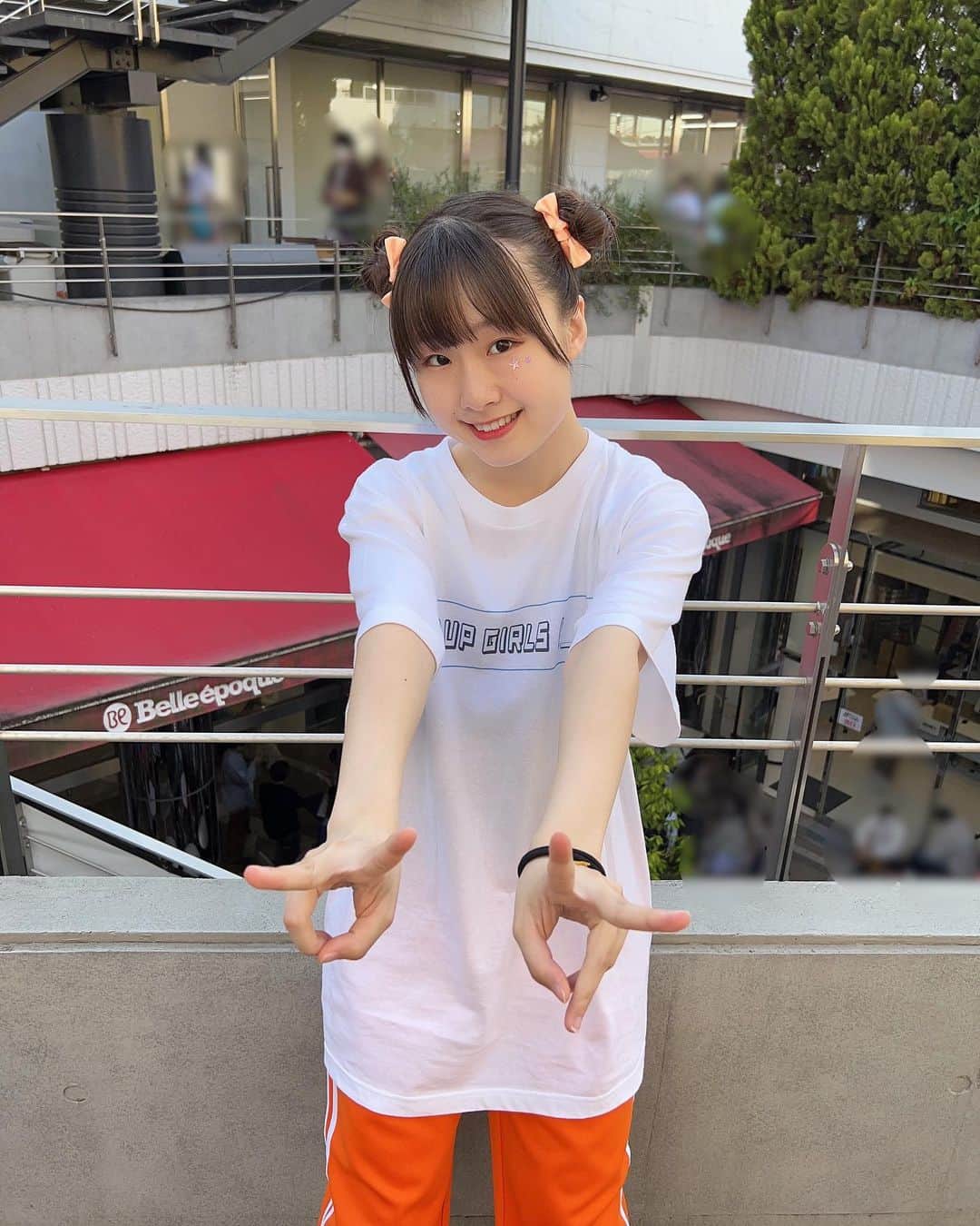 新倉愛海のインスタグラム：「#TIF学園祭 1年18組 あみちゃん でした🐻🧡 ⁡ #アプガ2 #にきちゃん #japaneseidol  #学園祭 #おだんごヘア #オレンジ」