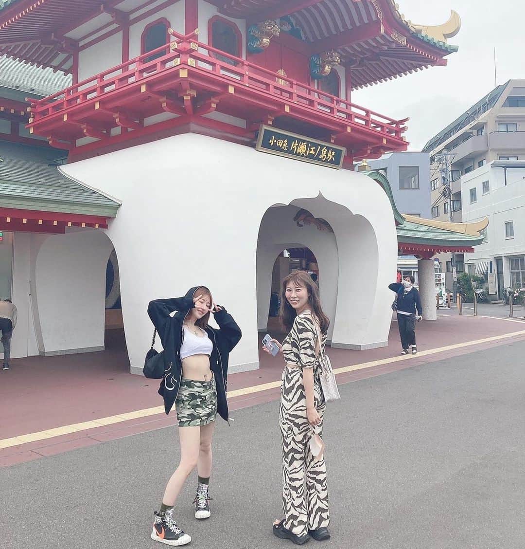 川島愛里沙のインスタグラム：「. . . 今年もたくさんアニマルひっさげていきたいね❣️🥺✌️ . . . これはまゆぴとかほたんと遠出しようってなって江ノ島にいった去年の写真💐🥹 . . あったかくなるとすーぐ薄着になるうちら👶かえりみちバリ寒かったのおぼえてる👶👶早く来いわれらの夏〜🥺❗️❗️❗️ . . . . . #アニマル #ゼブラ #江ノ島 #ootd #zebra #animal #enoshima #japan #friend #fashion #setup #followme」