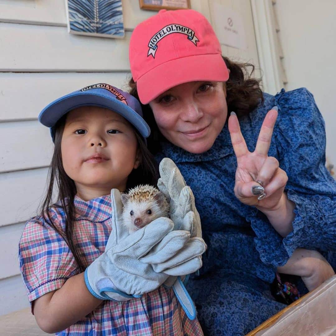 オランピアルタンさんのインスタグラム写真 - (オランピアルタンInstagram)「Coffee and hedgehogs with my best friend @iam.cocoro 🦔💕☕️ and her beautiful mama @uakimoto 🏩 Oh and I high fived an otter too 🥰🦦✋🏻 #harinezumi #kawauso #totorolatte」5月4日 7時21分 - olympialetan