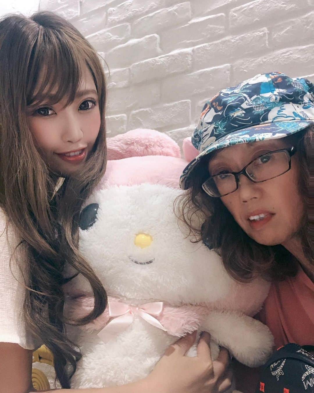 DJ YURINAのインスタグラム：「母の命日🤱 毎年思う、去年より頑張れていますか？わたしはって  今年は未知の挑戦だけど、 無くなる寸前まで髪の毛や容姿を気にしていた母の想いとバトンを胸に  抗がん剤や円形脱毛など病気などで髪の毛がなくなってしまった方などのサポートを出来るようにWIGの会社を立ち上げたいと思ってます。  普段から髪型や化粧を場面で変えたりする事が好きで私はこの事を変身だと思っています。  この変身という事にこだわり続けて、ネコミミやコスメをプロデュースなどもしてきました！  カッコイイ自分や可愛い自分に変身する事で自信が持てるし、それくらい見た目て女性にとってはとても大切な事です。  思いやりない相手の発言一つで自信もなくなるし、勇気ももらえるもの。  変身して勇気がもらえ何かに取り組む方のお手伝いができれば幸せです。  前々からこの事業はやろうと思っていたのだけど、その後押しをもらえたのは親友の女の子のお陰で、 フィアンセと離れてお子さん2人いて、長い時は１日何時間も電話してた。  不安やストレスから髪の毛の話になって、  やっぱり出産やストレスとかも沢山見た目にも影響すると思うし、  でも女性には綺麗でいてほしい。  環境や病気を乗り越えて、カッコよかったり、可愛い自分に一緒に変身したい。  人生は一度きりだから笑顔でいる時間が多い方が幸せなの間違いないし、笑顔でいられるのって周りの人のお陰は絶大！ でも1番は自分の勇気の一歩なんだと思う。  どれくらい出来るかもわからないし、 もしかしたら悩んでる人にとって、病気の方には普通の人に分からない気持ちが絶対あるし、 わかって欲しいことって実際見えないことも沢山あるよね。  私も人前に出るお仕事だけどコンプレックス沢山あったし、 人生で入院て数えられんくらいした。  だからこそ同じ気持ちで一緒に頑張りたい。  どんな夢でも諦めて欲しくないし 幾つになってもどんな自分でも女性はキラキラしていて可愛いて言ってもらいたい👍 そんな暖かい環境で過ごしたいですね。  お母さん天国から見守っていてください。  こんな私を良かったら応援してくれたら嬉しいです。  #癌治療 #抗がん剤 #円形脱毛症 #髪の毛 #医療ウィッグ #ウィッグ #wig #fashion #ストレス #出産 #闘病」