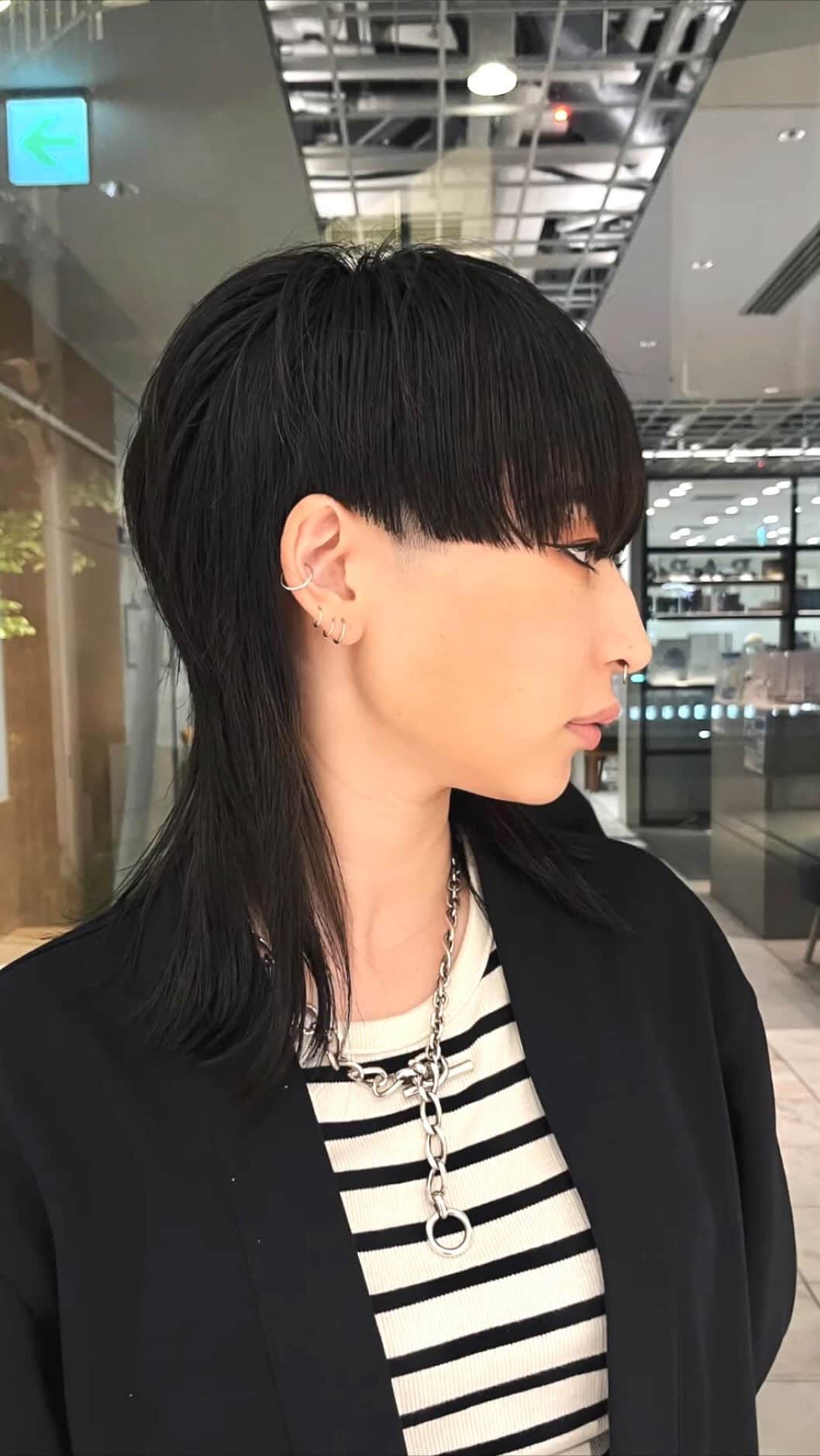栗原貴史のインスタグラム：「@takasaki_aoi   @tatsumasafukui  先日のセミナーで伝授していただいたテクニックを参考にさせて頂きカットしてみました！ウィッグと人の違いは、『その人のパーソナルがあること』  パーソナルがあるからこそ、顔立ちや人柄への似合わが必要になるし、骨格や髪質の素材への対応が必要になる。 そしてそこへ、時代性。 ヘアデザイナーとしてのフィルター。  どれも今は必要な事だと思う。日々経験値を増やして、自分が出会ったことのない自分に出会えるよう、今日も一日頑張りますのでどうぞよろしくお願いします！  @peekaboo_newoman_shinjuku @peekabooacademyofficial @peekaboosalonsofficial @peekaboo_webacademy  #新宿美容室  #newoman新宿  #骨格補正  #骨格補正カット #ボブ  #マレット  #マレットヘア  #グラボブ  #ショートヘア #ショートカット #ショートボブ #丸みショート #ゆとりショート #shortcut #hairistyle #contrastdesign #contrastcolor #bob #peekabooneeomanshinjuku」