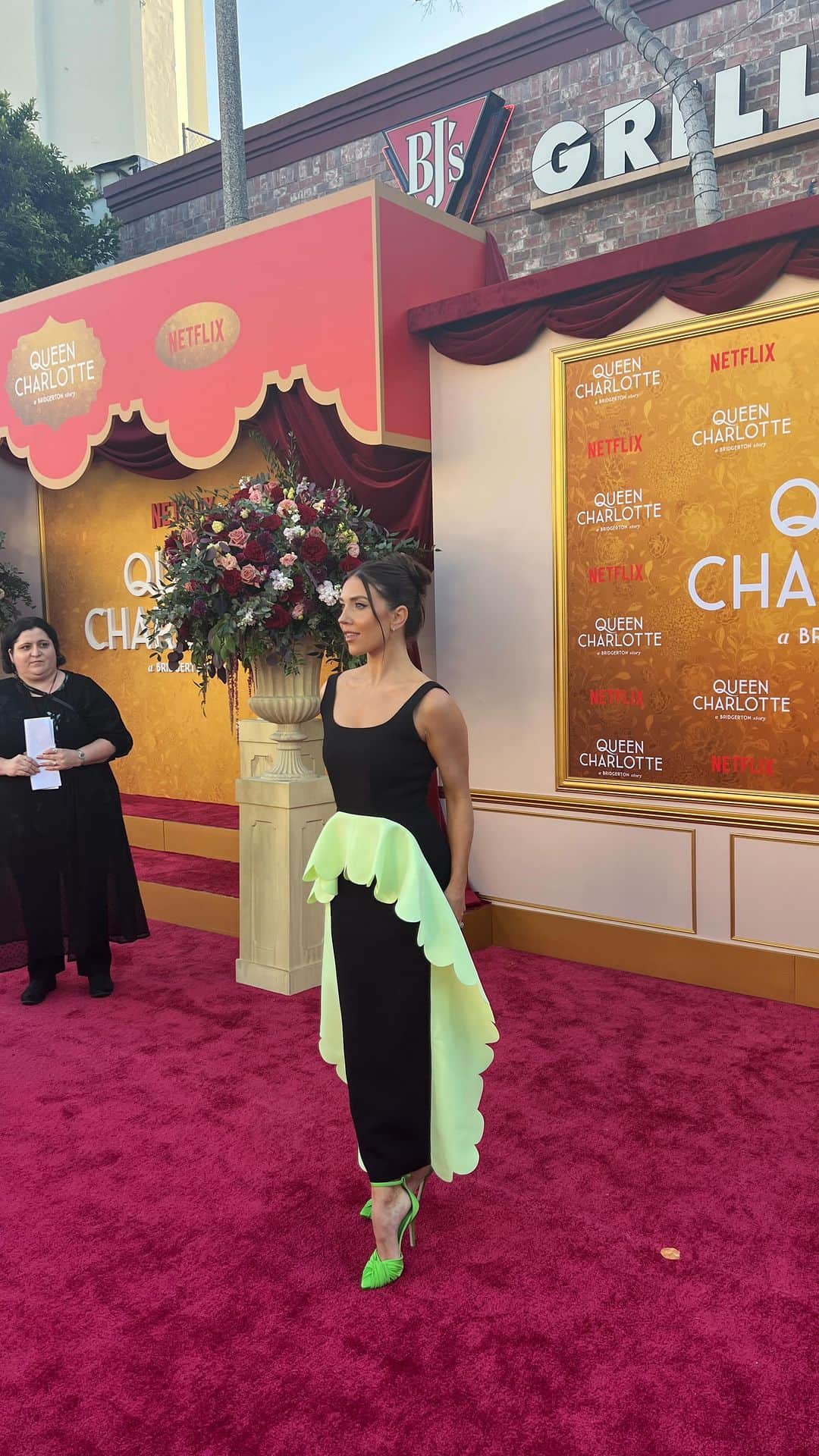 ジェナ・ジョンソンのインスタグラム：「GRWM for the @queencharlotenetflix premiere!  @loccitane #loccitanepartner」