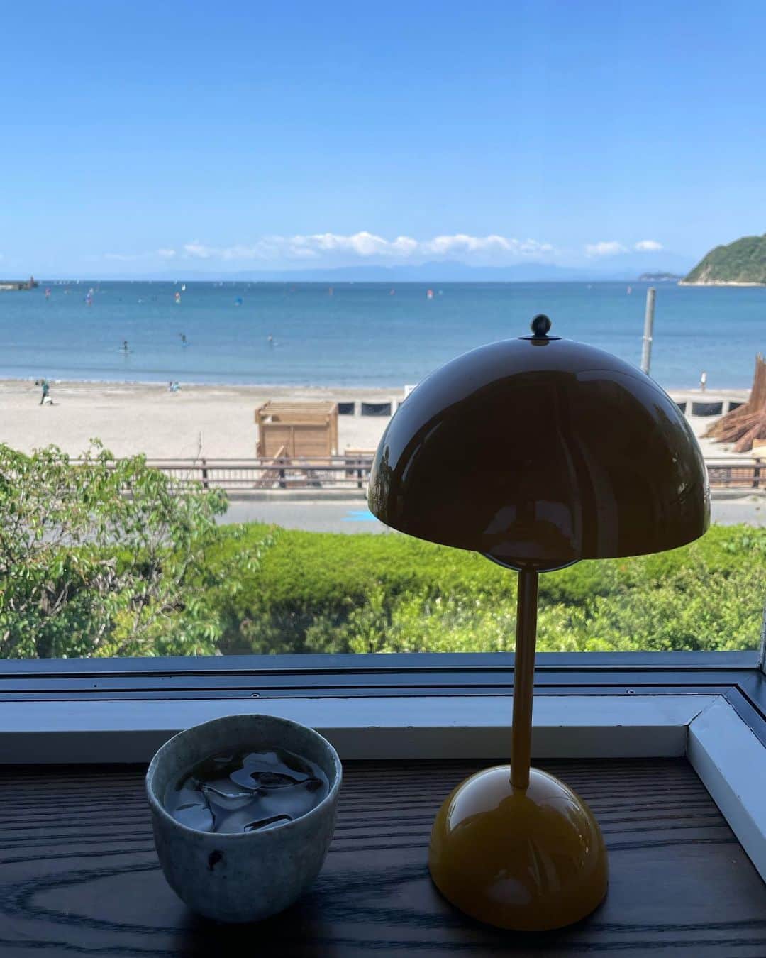 のインスタグラム：「つい最近、海沿いに引っ越した友人家族の新居に遊びに行ってきました🏝  目の前うみ❕  wonderful✨  #逗子#逗子海岸」