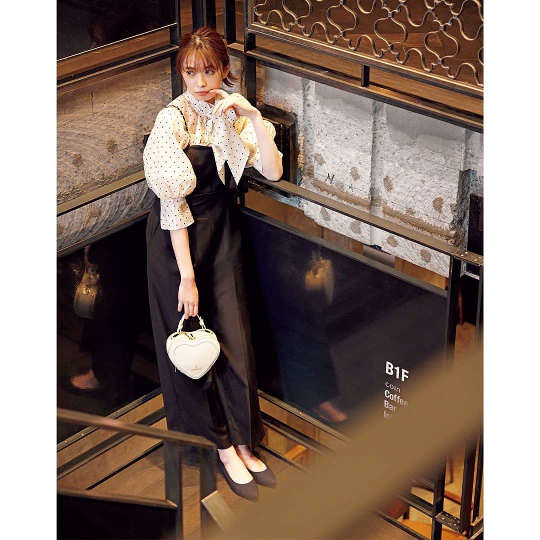 のインスタグラム：「5月4日《毎日レディコーデ》このコーデにときめいたら🖤をください✨  フェミニンなアイテムをモノトーンでまとめれば大人可愛く着こなせます✨ 人気浮上中のハートのバッグがアクセントに🫶　とびきりお洒落してお出かけしましょう！  アイテムの詳細はこちら🌸  ドット柄ブラウス¥12,980 #リリーブラウン サロペット¥24,200 #アプワイザーリッシェ　 バッグ¥16,280 #サマンサベガ パンプス¥16,940 #シップス  ☑️みんなのレディコーデ みなさんの今日のコーデを #みんなのレディコーデ をつけて投稿してください💖 素敵なコーデは、美人百花webサイト「美人百花.com」に掲載させていただきます。  #美人百花 #毎日レディコーデ #アラサーコーデ #フェミニンコーデ #美人百花コーデ #フェミニン好きと繋がりたい　#宮田聡子 さん」