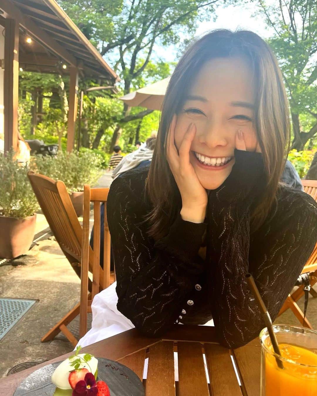 のインスタグラム：「夜も好きだけど 太陽とか風とか外の香りを感じれるので 昼の方がが好き☺️🌿💕   #吉高寧々」