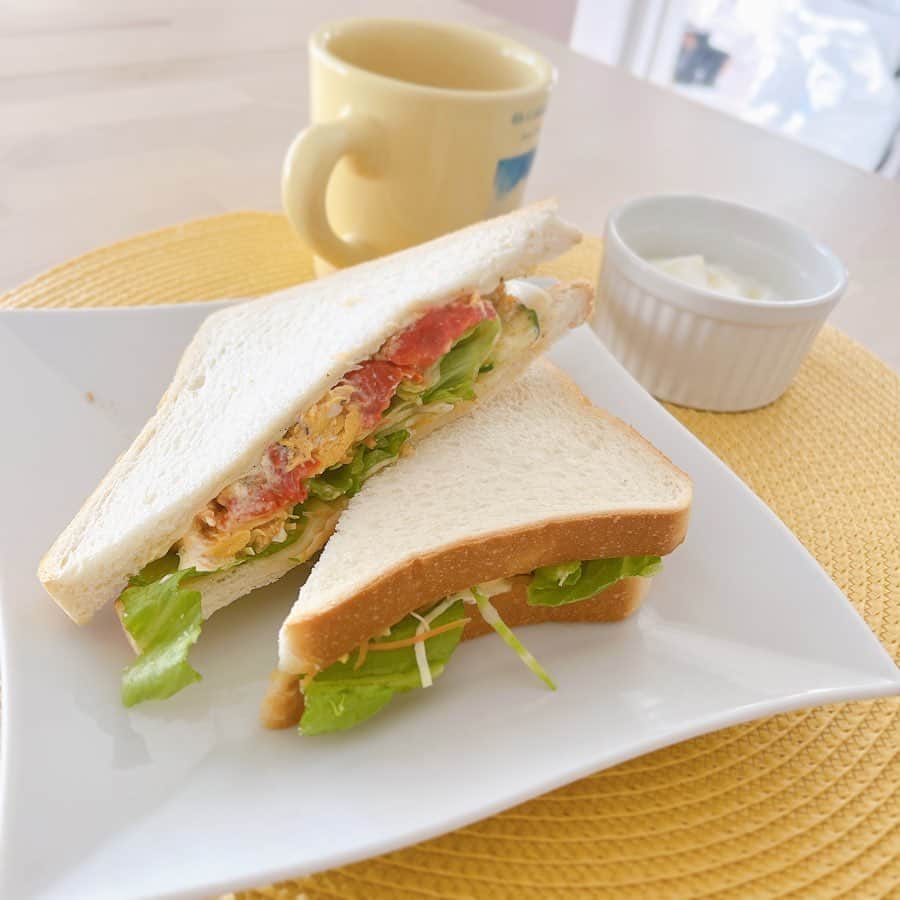 市川まさみさんのインスタグラム写真 - (市川まさみInstagram)「❤︎❤︎  夕飯の残りと作り置きのサラダで サンドイッチ作ってみた🥪🤭  でもこんなに食べれないから 半分はお昼にとっておこっと❤︎  #morning #sandwich #手づくり #朝ごぱん」5月4日 8時22分 - ichii710