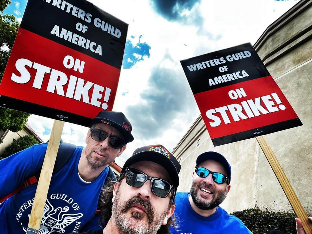 リチャード・スペイト Jrのインスタグラム：「Standing (and walking) in solidarity with all WGA writers everywhere, including my @cw_kungfu writer pals @Pete219 & Ryan (a.k.a. “Captain Haircut”). @wgawest @wgaeast #TAG4WGA #WGASTRONG #WGASTRIKE」