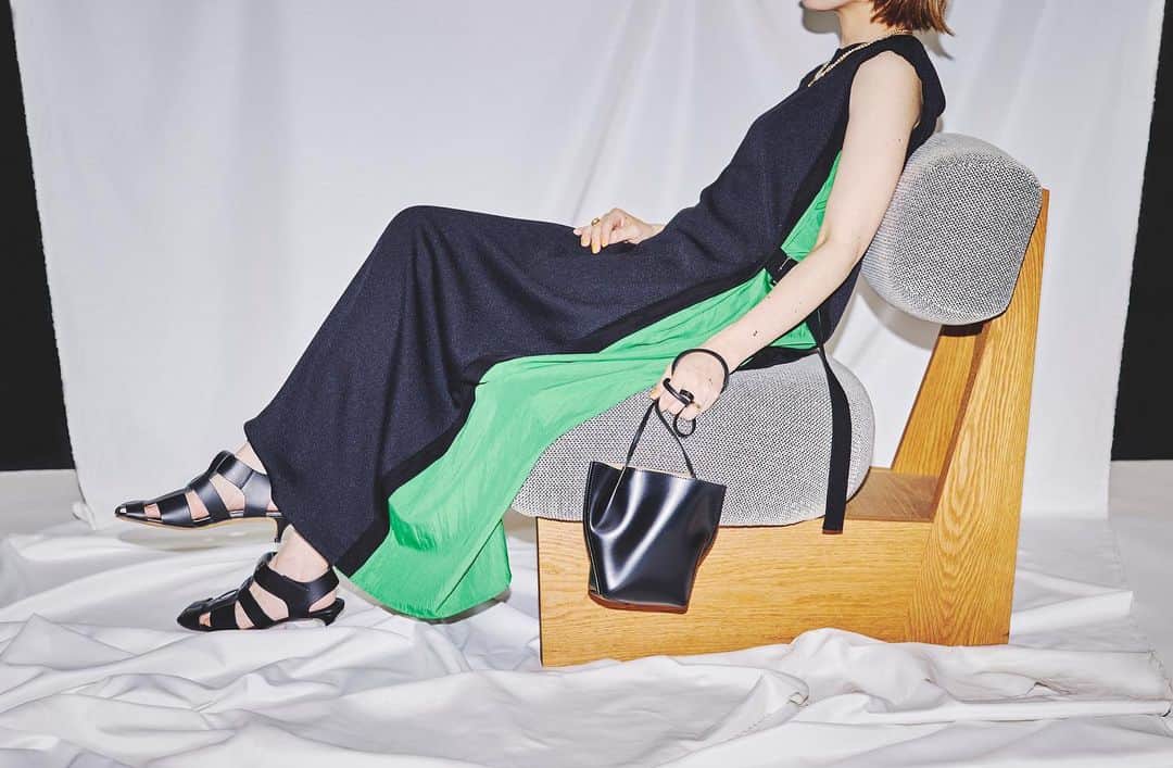 LOVELESS/GUILD PRIME 公式アカウントのインスタグラム：「『 FEATURE 』  Focus on - DRESS/ONE-PIECE アクティブな季節を快適に彩る主役ワンピース  お洒落も楽しみたい、快適さもゆずれない。 アクティブな夏に向けてスタイリングを快適に彩るアイテムに注目。 夏を少しずつ感じ始める今の時期から本格的な夏まで活躍する着心地、着映えに拘ったワンピ―スをご紹介。 素材やシルエットにリラックス感がありながら、涼し気で華やかなサマーワンピースで気分が高揚するスタイリングを楽しんでみては？  プロフィールURL内「FEATURE」でLOOKをご覧いただけます。」