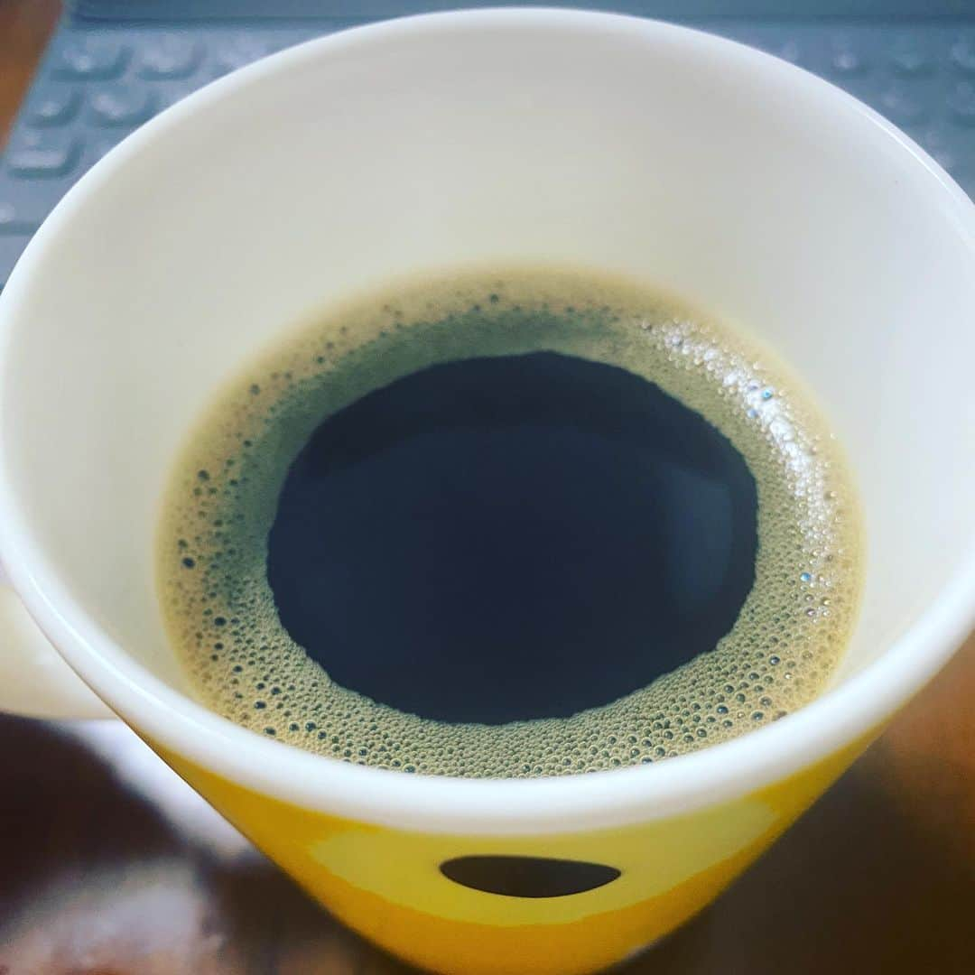 カバさんのインスタグラム写真 - (カバInstagram)「コーヒーチャレンジ☕️  おはようございます！ 本日もコーヒーから！ (50日目)  コーヒーチャレンジもついに50日目を迎えました。これもいつも投稿を見て頂き、応援してくださる皆さまのおかげです。本当にありがとうございます。  一緒にコーヒーチャレンジしてる皆さん、その後続いてますか？変化はありましたか？どんな感じでしょうか😊  50日目の今朝のコーヒーもとても苦く、全く美味しいとは思えませんでしたが、目標のお茶みたいな感じで飲めることにかなり近づいています。達成できる日が楽しみですね。  今日は休み明けのパン屋さん。 僕はお店に居ませんが、嫁さんが美味しい食パンを作って待ってます。 お近くにお越しの際は是非寄ってみて下さい😊  GWもまだまだこれから！ 仕事も遊びも全力で楽しみましょう！  皆さん、今日も良い一日を！  #吉本新喜劇 #カバ #コーヒーチャレンジ #苦手なコーヒーをお茶の感覚で飲めるようになるまでの道のり #コーヒー #coffee #コーヒーチャレンジ #coffeechallenge #カフェ #Cafe #吉本新喜劇 #yoshimotoshinkigeki #カバ #kaba #カフェ巡り #喫茶店巡り #カバッチグー #どーゆーそれー #次はどこでコーヒー嗜も？ #皆さん、今日も良い一日を！」5月4日 8時31分 - kabaking0129