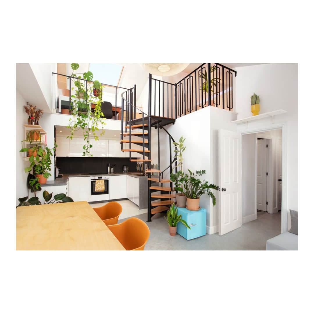 Airbnbのインスタグラム：「The private room in Lena’s bright London flat has views overlooking historic Hackney. A furniture designer by trade, she crafted most of the pieces you’ll find throughout her home.」