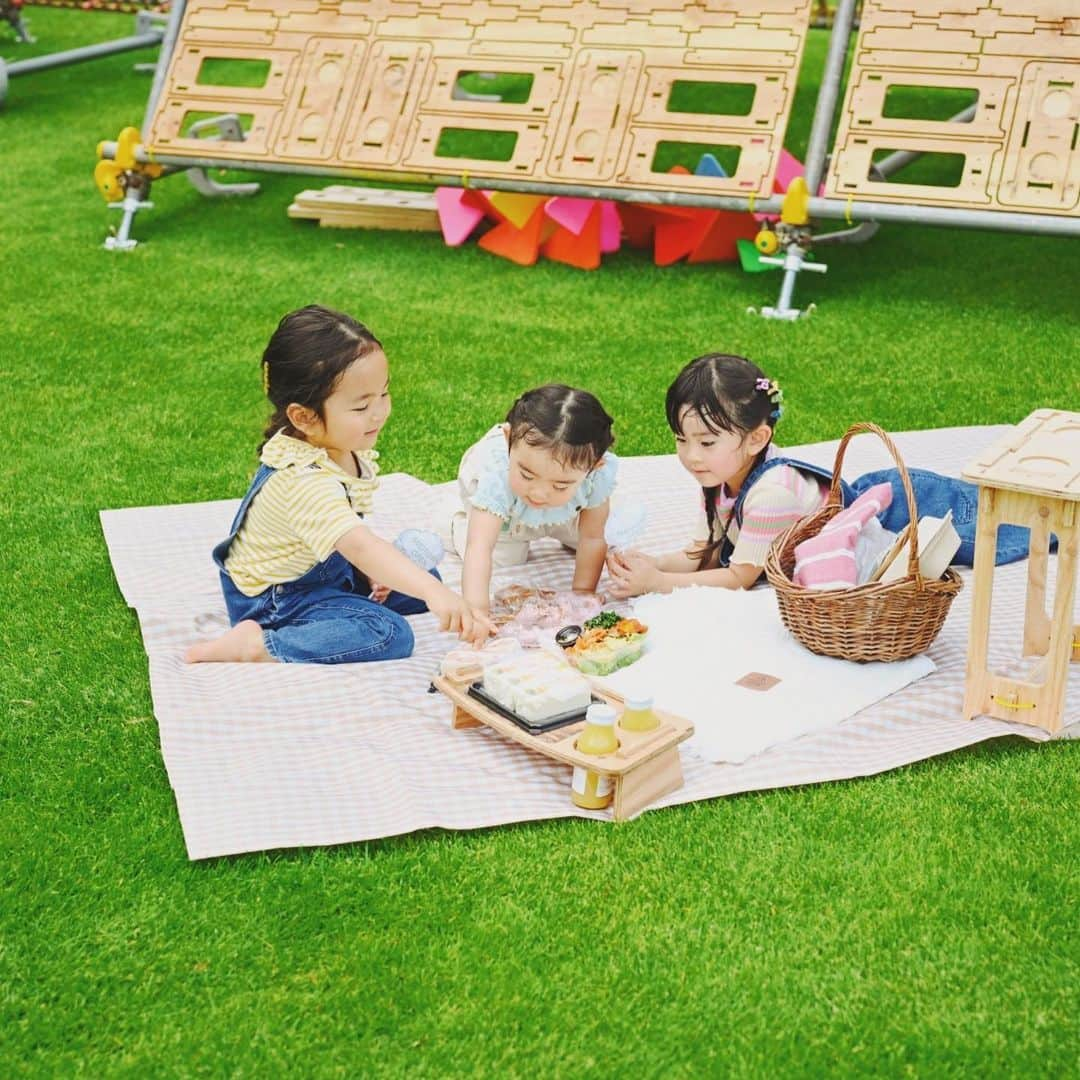 石野千尋さんのインスタグラム写真 - (石野千尋Instagram)「MIDTOWN OPEN THE PARK 🌿 Picnic Lab 🧺🍷🥪💛  夏が来る前にこんがり焼けてるムスメと、大好きなお友達 親子に撮影のお仕事のお手伝いをしてもらいました！  六本木ミッドタウンで開催中の #openthepark 今年は @vuild_official さんの木製のツールや遊具で遊んだり ワークショップを楽しむことができるよ！  ガーデンで簡単にピクニックができるの、最高だった★  可愛いバスケットとカトラリーとグルメチケットがセットになっているので、必要なのは館内で美味しいものを購入するだけ👏遊んだ後はシートを広げてごはんを並べれば🆗👌  ただでさえ子どもたちの荷物が多いので、こういうセットは本当に助かる🥰 手ぶらピクニックしにまた行きたい♡  裸足で汗だくになって駆け回る子どもたちを撮るのはものすごく大変だったけど、楽しい思い出になりました📷  こういう情報はどんどんシェアしていくね！ お友達のみんな、ピクニック行こ〜？🌈 5月28日日曜日までだって！  #photographer #picnic #midtown #openthepark #pocniclab #kidsfashion #kidsphotography #ミッドタウン六本木 #手ぶらピクニック #こどものいる暮らし」5月4日 8時38分 - chihiroishino