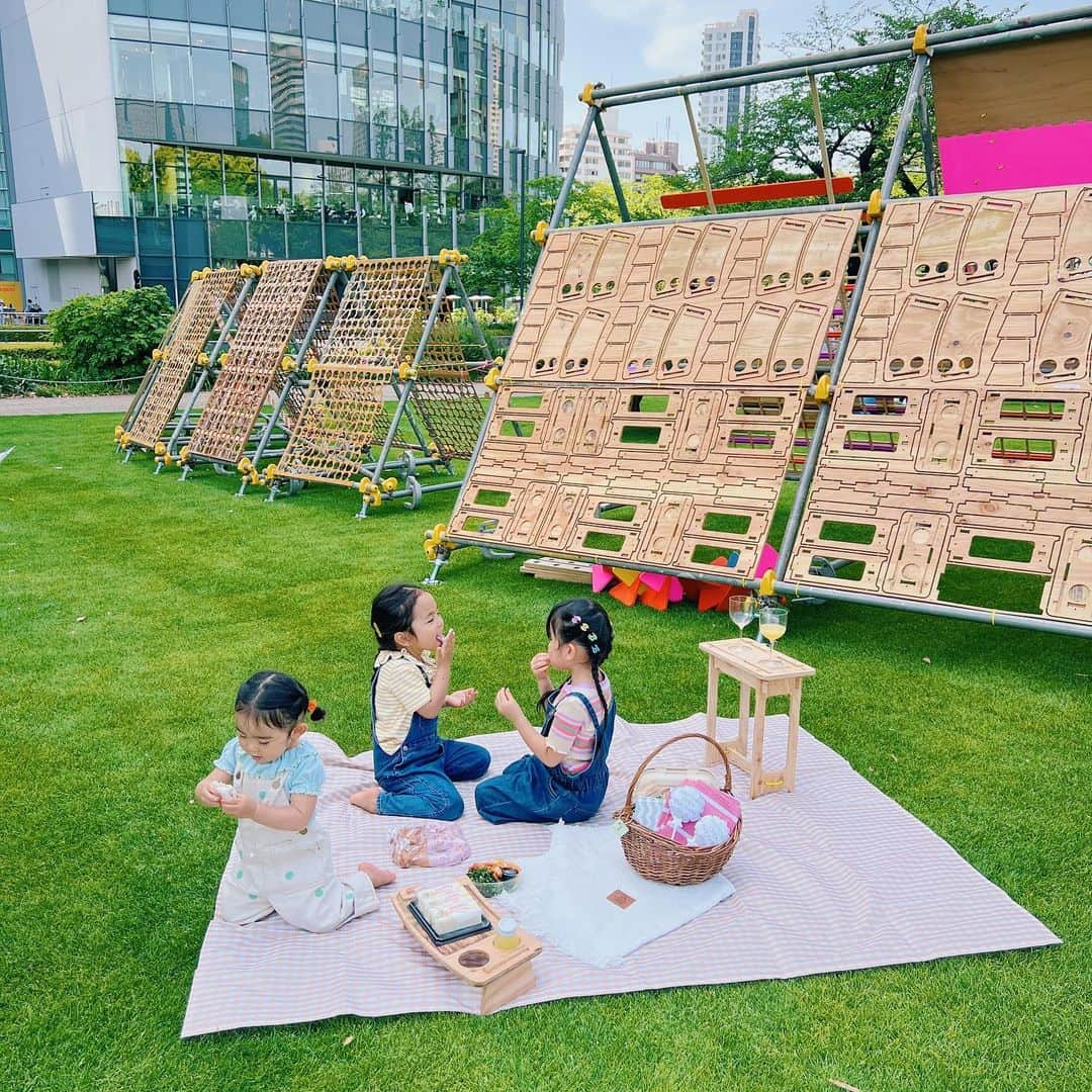 石野千尋さんのインスタグラム写真 - (石野千尋Instagram)「MIDTOWN OPEN THE PARK 🌿 Picnic Lab 🧺🍷🥪💛  夏が来る前にこんがり焼けてるムスメと、大好きなお友達 親子に撮影のお仕事のお手伝いをしてもらいました！  六本木ミッドタウンで開催中の #openthepark 今年は @vuild_official さんの木製のツールや遊具で遊んだり ワークショップを楽しむことができるよ！  ガーデンで簡単にピクニックができるの、最高だった★  可愛いバスケットとカトラリーとグルメチケットがセットになっているので、必要なのは館内で美味しいものを購入するだけ👏遊んだ後はシートを広げてごはんを並べれば🆗👌  ただでさえ子どもたちの荷物が多いので、こういうセットは本当に助かる🥰 手ぶらピクニックしにまた行きたい♡  裸足で汗だくになって駆け回る子どもたちを撮るのはものすごく大変だったけど、楽しい思い出になりました📷  こういう情報はどんどんシェアしていくね！ お友達のみんな、ピクニック行こ〜？🌈 5月28日日曜日までだって！  #photographer #picnic #midtown #openthepark #pocniclab #kidsfashion #kidsphotography #ミッドタウン六本木 #手ぶらピクニック #こどものいる暮らし」5月4日 8時38分 - chihiroishino