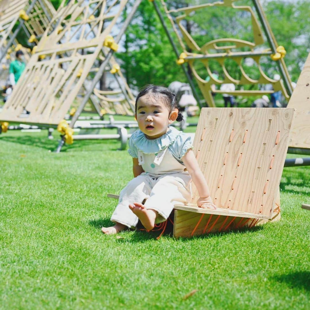 石野千尋さんのインスタグラム写真 - (石野千尋Instagram)「MIDTOWN OPEN THE PARK 🌿 Picnic Lab 🧺🍷🥪💛  夏が来る前にこんがり焼けてるムスメと、大好きなお友達 親子に撮影のお仕事のお手伝いをしてもらいました！  六本木ミッドタウンで開催中の #openthepark 今年は @vuild_official さんの木製のツールや遊具で遊んだり ワークショップを楽しむことができるよ！  ガーデンで簡単にピクニックができるの、最高だった★  可愛いバスケットとカトラリーとグルメチケットがセットになっているので、必要なのは館内で美味しいものを購入するだけ👏遊んだ後はシートを広げてごはんを並べれば🆗👌  ただでさえ子どもたちの荷物が多いので、こういうセットは本当に助かる🥰 手ぶらピクニックしにまた行きたい♡  裸足で汗だくになって駆け回る子どもたちを撮るのはものすごく大変だったけど、楽しい思い出になりました📷  こういう情報はどんどんシェアしていくね！ お友達のみんな、ピクニック行こ〜？🌈 5月28日日曜日までだって！  #photographer #picnic #midtown #openthepark #pocniclab #kidsfashion #kidsphotography #ミッドタウン六本木 #手ぶらピクニック #こどものいる暮らし」5月4日 8時38分 - chihiroishino