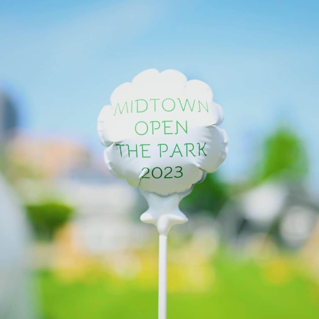 石野千尋さんのインスタグラム写真 - (石野千尋Instagram)「MIDTOWN OPEN THE PARK 🌿 Picnic Lab 🧺🍷🥪💛  夏が来る前にこんがり焼けてるムスメと、大好きなお友達 親子に撮影のお仕事のお手伝いをしてもらいました！  六本木ミッドタウンで開催中の #openthepark 今年は @vuild_official さんの木製のツールや遊具で遊んだり ワークショップを楽しむことができるよ！  ガーデンで簡単にピクニックができるの、最高だった★  可愛いバスケットとカトラリーとグルメチケットがセットになっているので、必要なのは館内で美味しいものを購入するだけ👏遊んだ後はシートを広げてごはんを並べれば🆗👌  ただでさえ子どもたちの荷物が多いので、こういうセットは本当に助かる🥰 手ぶらピクニックしにまた行きたい♡  裸足で汗だくになって駆け回る子どもたちを撮るのはものすごく大変だったけど、楽しい思い出になりました📷  こういう情報はどんどんシェアしていくね！ お友達のみんな、ピクニック行こ〜？🌈 5月28日日曜日までだって！  #photographer #picnic #midtown #openthepark #pocniclab #kidsfashion #kidsphotography #ミッドタウン六本木 #手ぶらピクニック #こどものいる暮らし」5月4日 8時38分 - chihiroishino