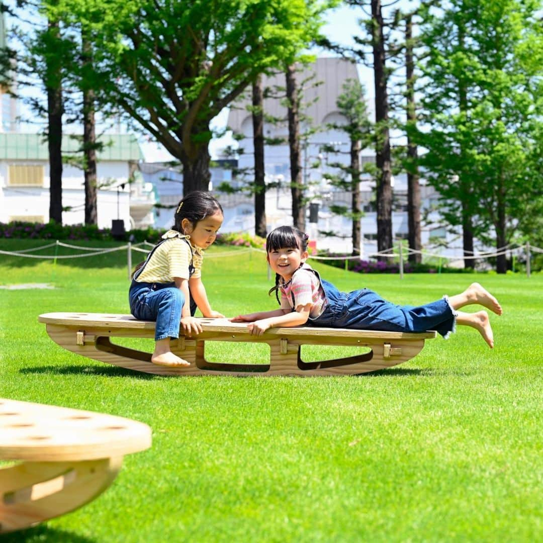 石野千尋さんのインスタグラム写真 - (石野千尋Instagram)「MIDTOWN OPEN THE PARK 🌿 Picnic Lab 🧺🍷🥪💛  夏が来る前にこんがり焼けてるムスメと、大好きなお友達 親子に撮影のお仕事のお手伝いをしてもらいました！  六本木ミッドタウンで開催中の #openthepark 今年は @vuild_official さんの木製のツールや遊具で遊んだり ワークショップを楽しむことができるよ！  ガーデンで簡単にピクニックができるの、最高だった★  可愛いバスケットとカトラリーとグルメチケットがセットになっているので、必要なのは館内で美味しいものを購入するだけ👏遊んだ後はシートを広げてごはんを並べれば🆗👌  ただでさえ子どもたちの荷物が多いので、こういうセットは本当に助かる🥰 手ぶらピクニックしにまた行きたい♡  裸足で汗だくになって駆け回る子どもたちを撮るのはものすごく大変だったけど、楽しい思い出になりました📷  こういう情報はどんどんシェアしていくね！ お友達のみんな、ピクニック行こ〜？🌈 5月28日日曜日までだって！  #photographer #picnic #midtown #openthepark #pocniclab #kidsfashion #kidsphotography #ミッドタウン六本木 #手ぶらピクニック #こどものいる暮らし」5月4日 8時38分 - chihiroishino