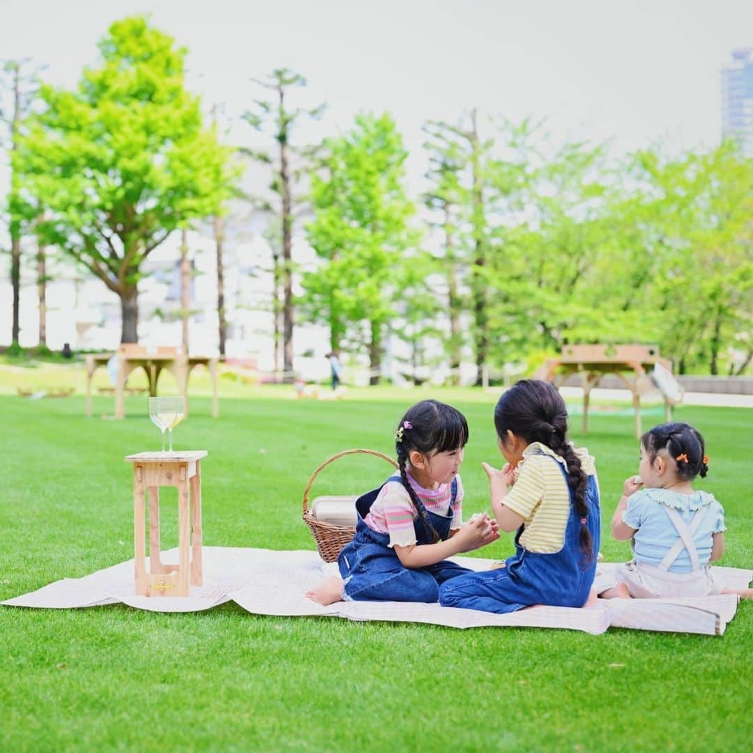 石野千尋さんのインスタグラム写真 - (石野千尋Instagram)「MIDTOWN OPEN THE PARK 🌿 Picnic Lab 🧺🍷🥪💛  夏が来る前にこんがり焼けてるムスメと、大好きなお友達 親子に撮影のお仕事のお手伝いをしてもらいました！  六本木ミッドタウンで開催中の #openthepark 今年は @vuild_official さんの木製のツールや遊具で遊んだり ワークショップを楽しむことができるよ！  ガーデンで簡単にピクニックができるの、最高だった★  可愛いバスケットとカトラリーとグルメチケットがセットになっているので、必要なのは館内で美味しいものを購入するだけ👏遊んだ後はシートを広げてごはんを並べれば🆗👌  ただでさえ子どもたちの荷物が多いので、こういうセットは本当に助かる🥰 手ぶらピクニックしにまた行きたい♡  裸足で汗だくになって駆け回る子どもたちを撮るのはものすごく大変だったけど、楽しい思い出になりました📷  こういう情報はどんどんシェアしていくね！ お友達のみんな、ピクニック行こ〜？🌈 5月28日日曜日までだって！  #photographer #picnic #midtown #openthepark #pocniclab #kidsfashion #kidsphotography #ミッドタウン六本木 #手ぶらピクニック #こどものいる暮らし」5月4日 8時38分 - chihiroishino