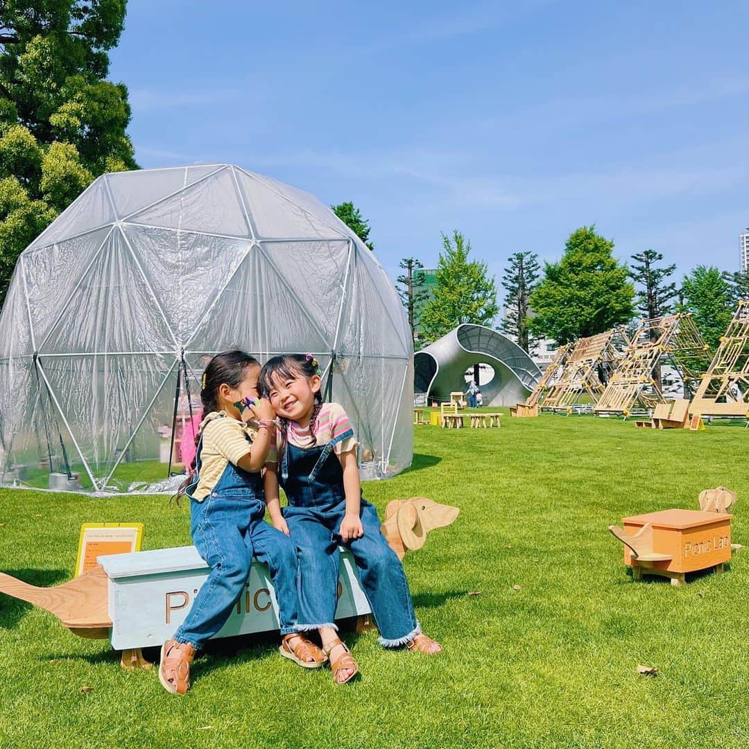 石野千尋のインスタグラム：「MIDTOWN OPEN THE PARK 🌿 Picnic Lab 🧺🍷🥪💛  夏が来る前にこんがり焼けてるムスメと、大好きなお友達 親子に撮影のお仕事のお手伝いをしてもらいました！  六本木ミッドタウンで開催中の #openthepark 今年は @vuild_official さんの木製のツールや遊具で遊んだり ワークショップを楽しむことができるよ！  ガーデンで簡単にピクニックができるの、最高だった★  可愛いバスケットとカトラリーとグルメチケットがセットになっているので、必要なのは館内で美味しいものを購入するだけ👏遊んだ後はシートを広げてごはんを並べれば🆗👌  ただでさえ子どもたちの荷物が多いので、こういうセットは本当に助かる🥰 手ぶらピクニックしにまた行きたい♡  裸足で汗だくになって駆け回る子どもたちを撮るのはものすごく大変だったけど、楽しい思い出になりました📷  こういう情報はどんどんシェアしていくね！ お友達のみんな、ピクニック行こ〜？🌈 5月28日日曜日までだって！  #photographer #picnic #midtown #openthepark #pocniclab #kidsfashion #kidsphotography #ミッドタウン六本木 #手ぶらピクニック #こどものいる暮らし」
