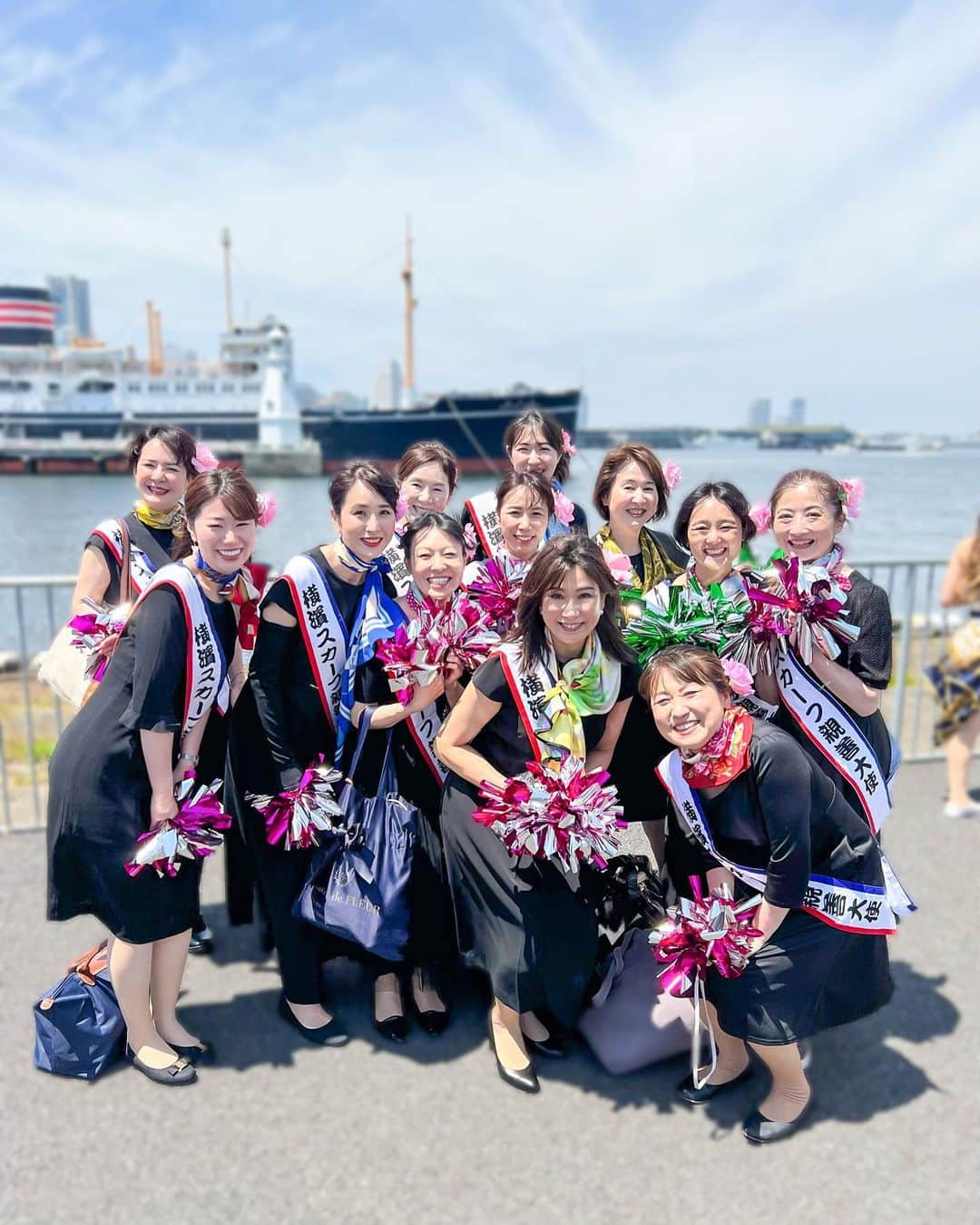 田中浩実さんのインスタグラム写真 - (田中浩実Instagram)「/yokohama/横浜  私らしい社会貢献で横浜に恩返しがしたくて活動を始めた「横浜スカーフ親善大使」  第71回 「ザよこはまパレード」 横浜市の花"バラ"の花言葉をテーマに35万人の観客の中、新大使と歴代で演出をしました。  今年は特別大使にぺこぱのシュウペイさん、初の男性大使も選ばれてとても華やかなメンバーで活動していきます。 @yokohamascarf  @pekopa.shupei   #横浜スカーフ親善大使 #横浜スカーフ #横浜 #ぺこぱ #シュウペイ さん #特別大使#よこはまパレード #ザよこはまパレード #社会貢献 #スカーフ #scarf #yokohama」5月4日 8時42分 - hiromi.tanaka.japan