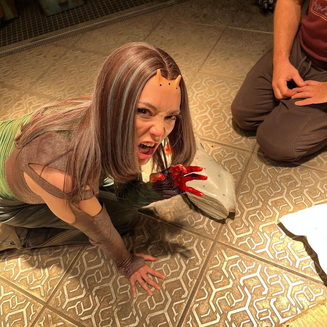 ジェームズ・ガンのインスタグラム：「One of my favorite parts of making the Guardians films is my friendship with @pom.klementieff. And today, the day the film opens in her home country of France, is her birthday! Happy Birthday, Pom, love you! ❤️💚❤️」