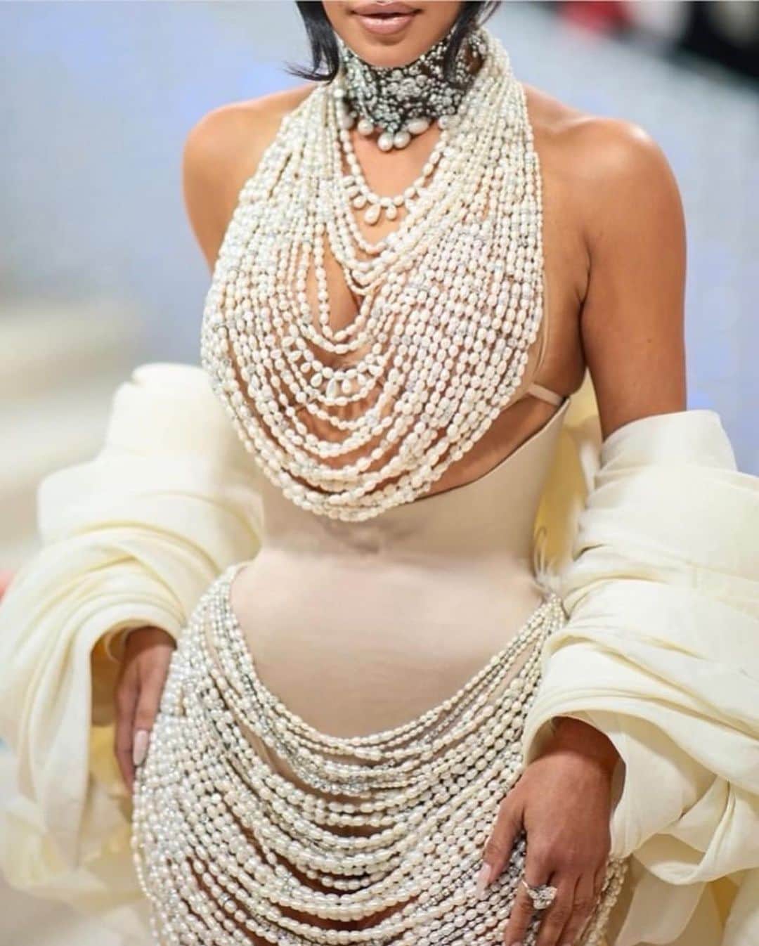 キム・カーダシアンさんのインスタグラム写真 - (キム・カーダシアンInstagram)「Thank you so much @schiaparelli and @danielroseberry for making my pearly Met dreams come true. 50,000 pearls!!! And to @lorraineschwartz for the prettiest diamonds」5月4日 8時45分 - kimkardashian