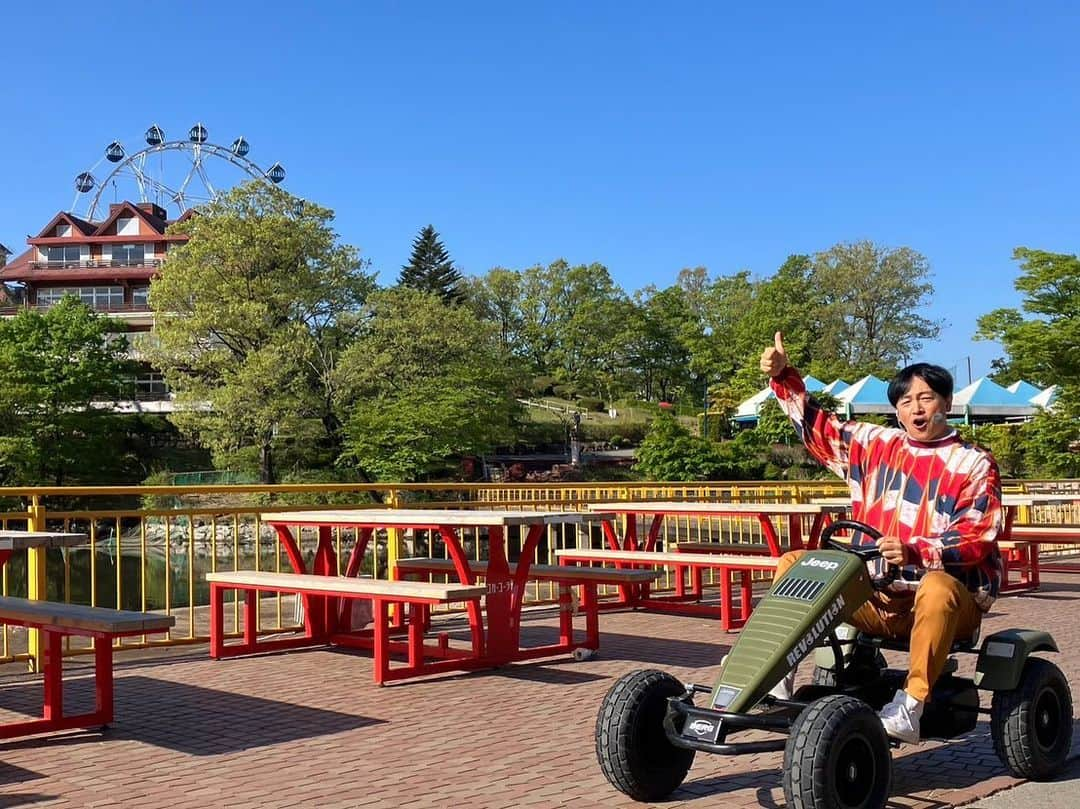 依田司さんのインスタグラム写真 - (依田司Instagram)「5月4日（木） 栃木県にある『那須りんどう湖ファミリー牧場』から。 ここは、広大な敷地と自然をいかしたテーマパークで、動物と触れ合ったり、アトラクションを楽しめます。 なかでも人気なのが、３月にオープンした「空中アルパカツアー　あるぱーく」。 ジャンプしたり、ボール遊びを楽しむ空中ネットアスレチックの下に、なんとアルパカがいるんです。今年３月に閉園した「那須アルパカ牧場」からおよそ１７０頭の飼育を引き受け、多くの方々に触れ合ってもらえないかと考えたそう。 アスレチックのなかには、アルパカに餌やりを体験できるエリアもあります。 因みに、夏を前にして毛狩りをするため、 いまが一番モフモフのアルパカに会える時期なんです。グルメも充実。パテ2倍、厚切りベーコン2倍、チーズ2倍のバーガーにチャレンジしてみては？！。  #那須高原りんどう湖ファミリー牧場 #ALDIES #アールディーズ #依田さん #依田司 #お天気検定 #テレビ朝日 #グッドモーニング #気象予報士 #お天気キャスター #森林インストラクター #グリーンセイバーアドバンス #プロジェクトワイルド #IPCC伝導者 #japan #japantrip #japantravel #unknownjapan #japanAdventure #japanlife #lifeinjapan #instagramjapan #instajapan #療癒 #ilovejapan #weather #weathercaster #weatherforecast」5月4日 8時47分 - tsukasa_yoda