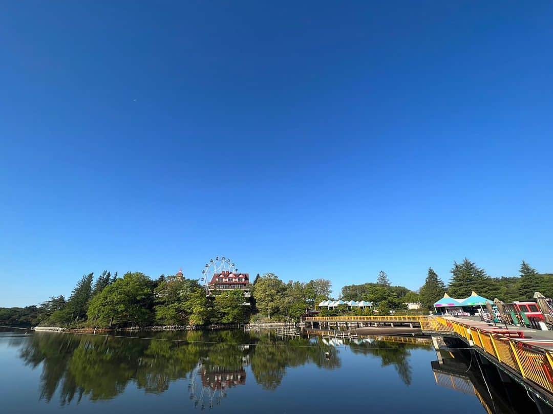 依田司さんのインスタグラム写真 - (依田司Instagram)「5月4日（木） 栃木県にある『那須りんどう湖ファミリー牧場』から。 ここは、広大な敷地と自然をいかしたテーマパークで、動物と触れ合ったり、アトラクションを楽しめます。 なかでも人気なのが、３月にオープンした「空中アルパカツアー　あるぱーく」。 ジャンプしたり、ボール遊びを楽しむ空中ネットアスレチックの下に、なんとアルパカがいるんです。今年３月に閉園した「那須アルパカ牧場」からおよそ１７０頭の飼育を引き受け、多くの方々に触れ合ってもらえないかと考えたそう。 アスレチックのなかには、アルパカに餌やりを体験できるエリアもあります。 因みに、夏を前にして毛狩りをするため、 いまが一番モフモフのアルパカに会える時期なんです。グルメも充実。パテ2倍、厚切りベーコン2倍、チーズ2倍のバーガーにチャレンジしてみては？！。  #那須高原りんどう湖ファミリー牧場 #ALDIES #アールディーズ #依田さん #依田司 #お天気検定 #テレビ朝日 #グッドモーニング #気象予報士 #お天気キャスター #森林インストラクター #グリーンセイバーアドバンス #プロジェクトワイルド #IPCC伝導者 #japan #japantrip #japantravel #unknownjapan #japanAdventure #japanlife #lifeinjapan #instagramjapan #instajapan #療癒 #ilovejapan #weather #weathercaster #weatherforecast」5月4日 8時47分 - tsukasa_yoda