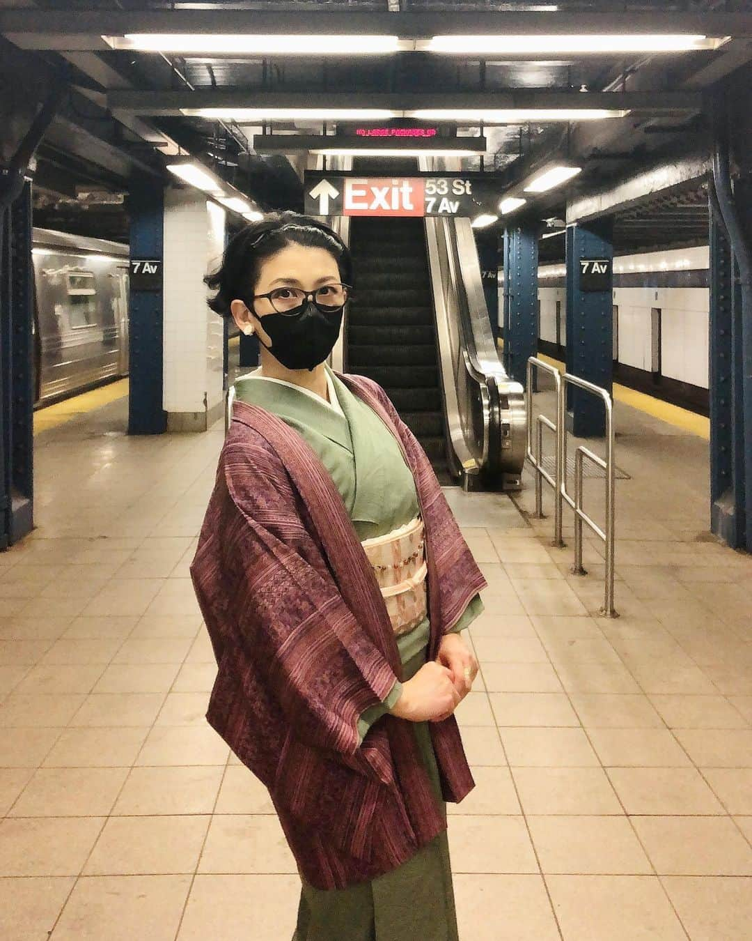 岡田育さんのインスタグラム写真 - (岡田育Instagram)「Why I’m still in March on Instagram… anyway, tried my first Iromuji (mono-color) kimono with geometric cherry blossoms obi belt. . 初の色無地。この日、あまりの短時間で慌てて着たせいで各所ぐちゃぐちゃだったのでリベンジしたいメモ。うーんやはり色無地より格上のコーデは草履にすべきかね。去年の今頃はもう単衣着たい陽気だったが、今年は袷の季節が長引きそう。 . #👘🔰 #iromuji #色無地 #着物 #着物修行中  #kimono #kimonostyle #kimonofashion #japanesekimono #fukuroobi . #museumofmodernart」5月4日 8時52分 - okadaic