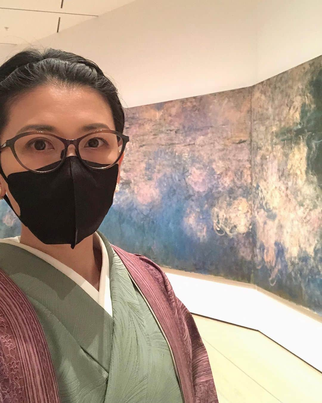 岡田育さんのインスタグラム写真 - (岡田育Instagram)「Why I’m still in March on Instagram… anyway, tried my first Iromuji (mono-color) kimono with geometric cherry blossoms obi belt. . 初の色無地。この日、あまりの短時間で慌てて着たせいで各所ぐちゃぐちゃだったのでリベンジしたいメモ。うーんやはり色無地より格上のコーデは草履にすべきかね。去年の今頃はもう単衣着たい陽気だったが、今年は袷の季節が長引きそう。 . #👘🔰 #iromuji #色無地 #着物 #着物修行中  #kimono #kimonostyle #kimonofashion #japanesekimono #fukuroobi . #museumofmodernart」5月4日 8時52分 - okadaic