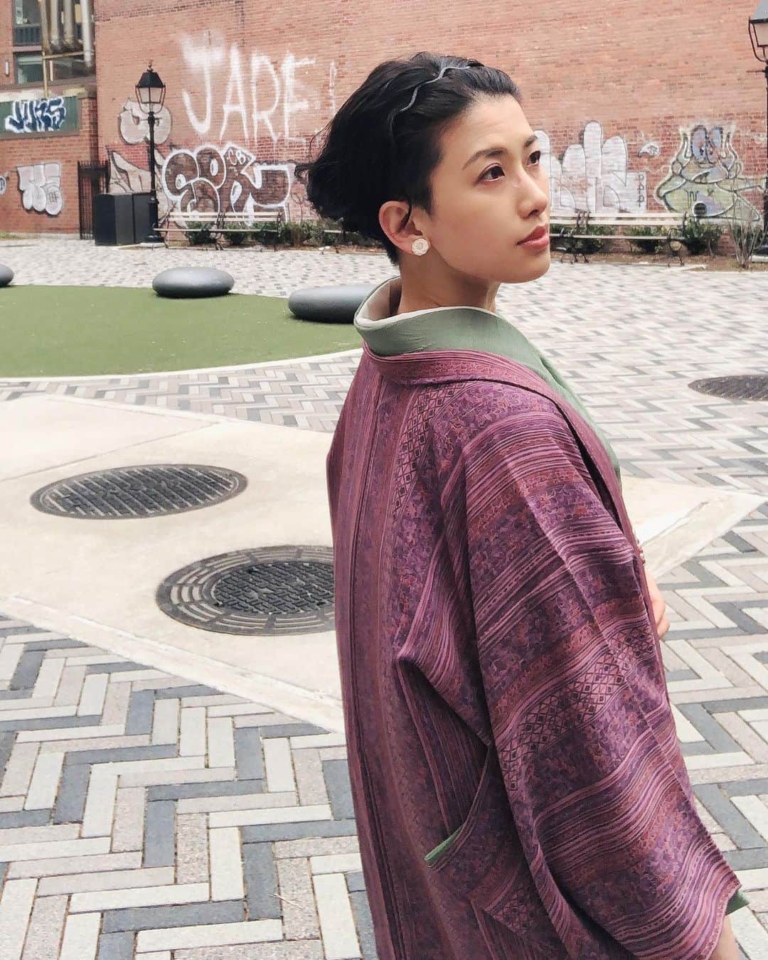 岡田育さんのインスタグラム写真 - (岡田育Instagram)「Why I’m still in March on Instagram… anyway, tried my first Iromuji (mono-color) kimono with geometric cherry blossoms obi belt. . 初の色無地。この日、あまりの短時間で慌てて着たせいで各所ぐちゃぐちゃだったのでリベンジしたいメモ。うーんやはり色無地より格上のコーデは草履にすべきかね。去年の今頃はもう単衣着たい陽気だったが、今年は袷の季節が長引きそう。 . #👘🔰 #iromuji #色無地 #着物 #着物修行中  #kimono #kimonostyle #kimonofashion #japanesekimono #fukuroobi . #museumofmodernart」5月4日 8時52分 - okadaic