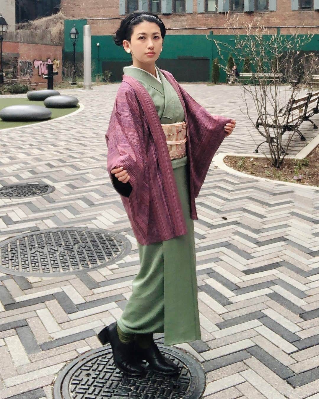 岡田育のインスタグラム：「Why I’m still in March on Instagram… anyway, tried my first Iromuji (mono-color) kimono with geometric cherry blossoms obi belt. . 初の色無地。この日、あまりの短時間で慌てて着たせいで各所ぐちゃぐちゃだったのでリベンジしたいメモ。うーんやはり色無地より格上のコーデは草履にすべきかね。去年の今頃はもう単衣着たい陽気だったが、今年は袷の季節が長引きそう。 . #👘🔰 #iromuji #色無地 #着物 #着物修行中  #kimono #kimonostyle #kimonofashion #japanesekimono #fukuroobi . #museumofmodernart」