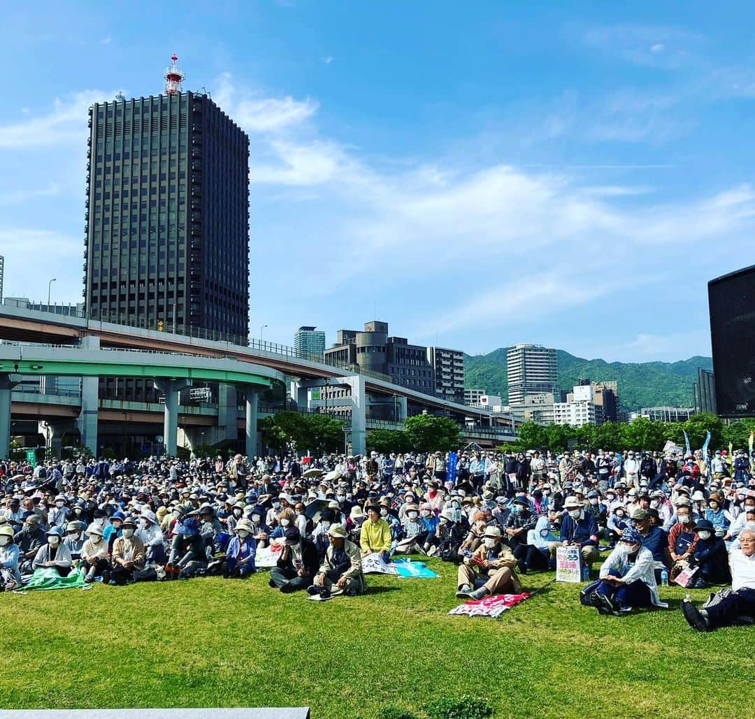 松尾貴史さんのインスタグラム写真 - (松尾貴史Instagram)「晴天に恵まれた昨日、生まれ育った神戸での憲法集会にゲストとして呼んでいただき、スピーチをしました。途中、井上ひさしさんの本「 #子どもにつたえる日本国憲法 」の一部を朗読しました。6,000人以上の方が集まっておられたそうです。 https://amzn.to/412LUjS  #日本国憲法 #憲法記念日 #井上ひさし #兵庫県 #神戸 #松尾貴史」5月4日 8時54分 - kitsch.matsuo