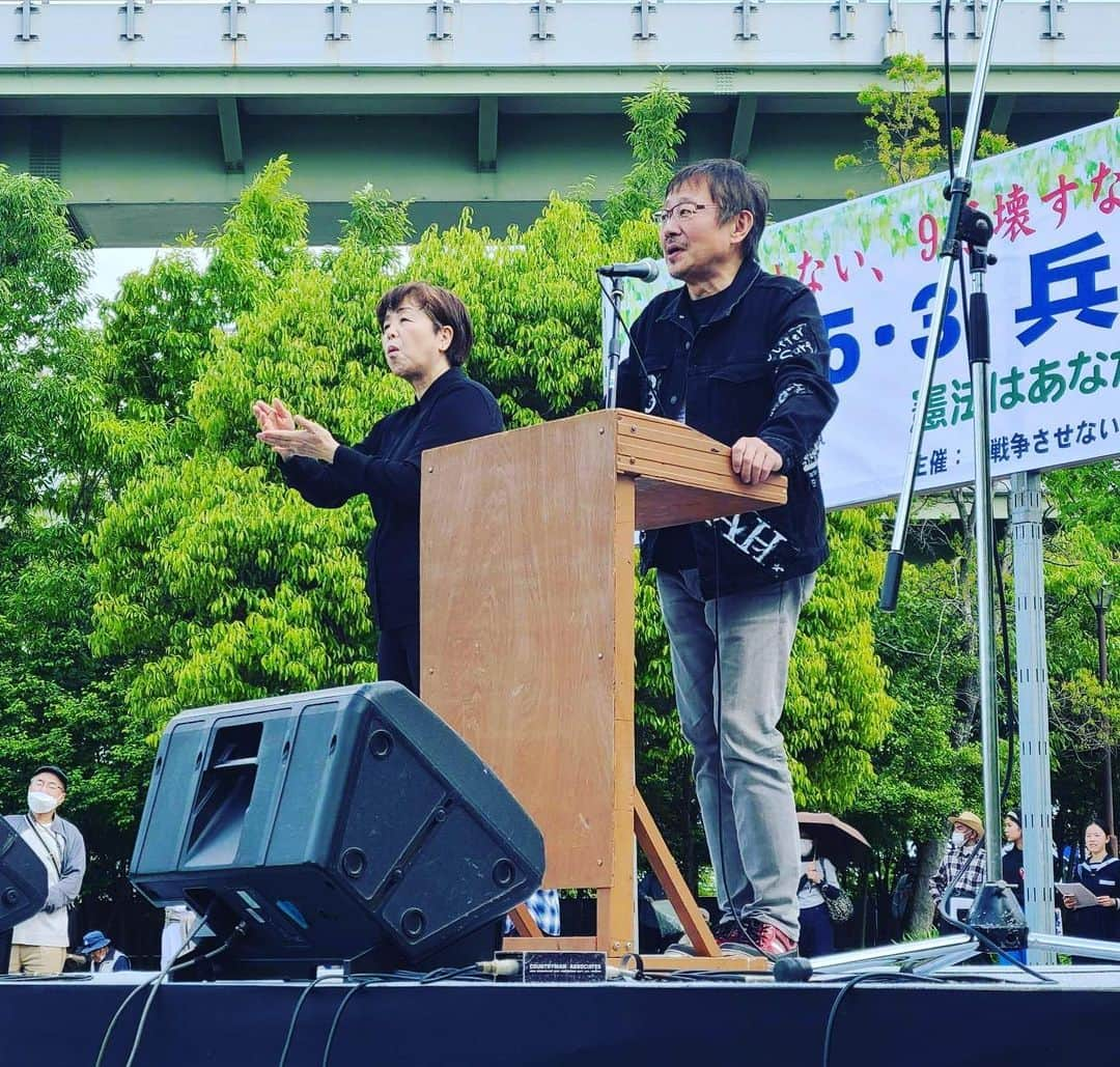 松尾貴史さんのインスタグラム写真 - (松尾貴史Instagram)「晴天に恵まれた昨日、生まれ育った神戸での憲法集会にゲストとして呼んでいただき、スピーチをしました。途中、井上ひさしさんの本「 #子どもにつたえる日本国憲法 」の一部を朗読しました。6,000人以上の方が集まっておられたそうです。 https://amzn.to/412LUjS  #日本国憲法 #憲法記念日 #井上ひさし #兵庫県 #神戸 #松尾貴史」5月4日 8時54分 - kitsch.matsuo