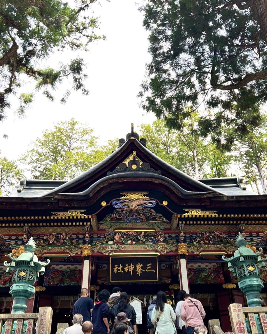 のインスタグラム：「関東最強のパワースポットと言われている三峰神社にいってきました🦌野生の鹿も住んでたよ 自然のパワーをわけてもらって、力強い一年になりますように🙏🏻」