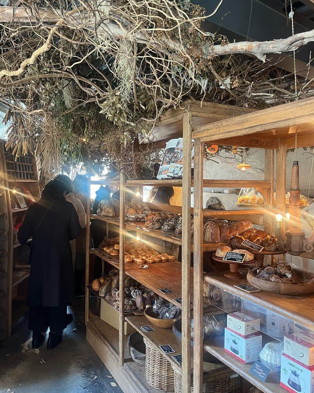 小川沙樹さんのインスタグラム写真 - (小川沙樹Instagram)「📍stock 福岡旅行へ行った際に寄った大人気のパン屋さん🥖 雪が降る中1時間外で並びました。 そして席も外で雪に吹雪かれながら食べていたので手が真っ赤❄️ でも味は本当に美味しくて並んで後悔はしていないです！ 私のおすすめは写真の手前の「オレンジキャロットラペとチキンソテーヨーグルトソースのサンド」」5月4日 9時00分 - ogawa__saki