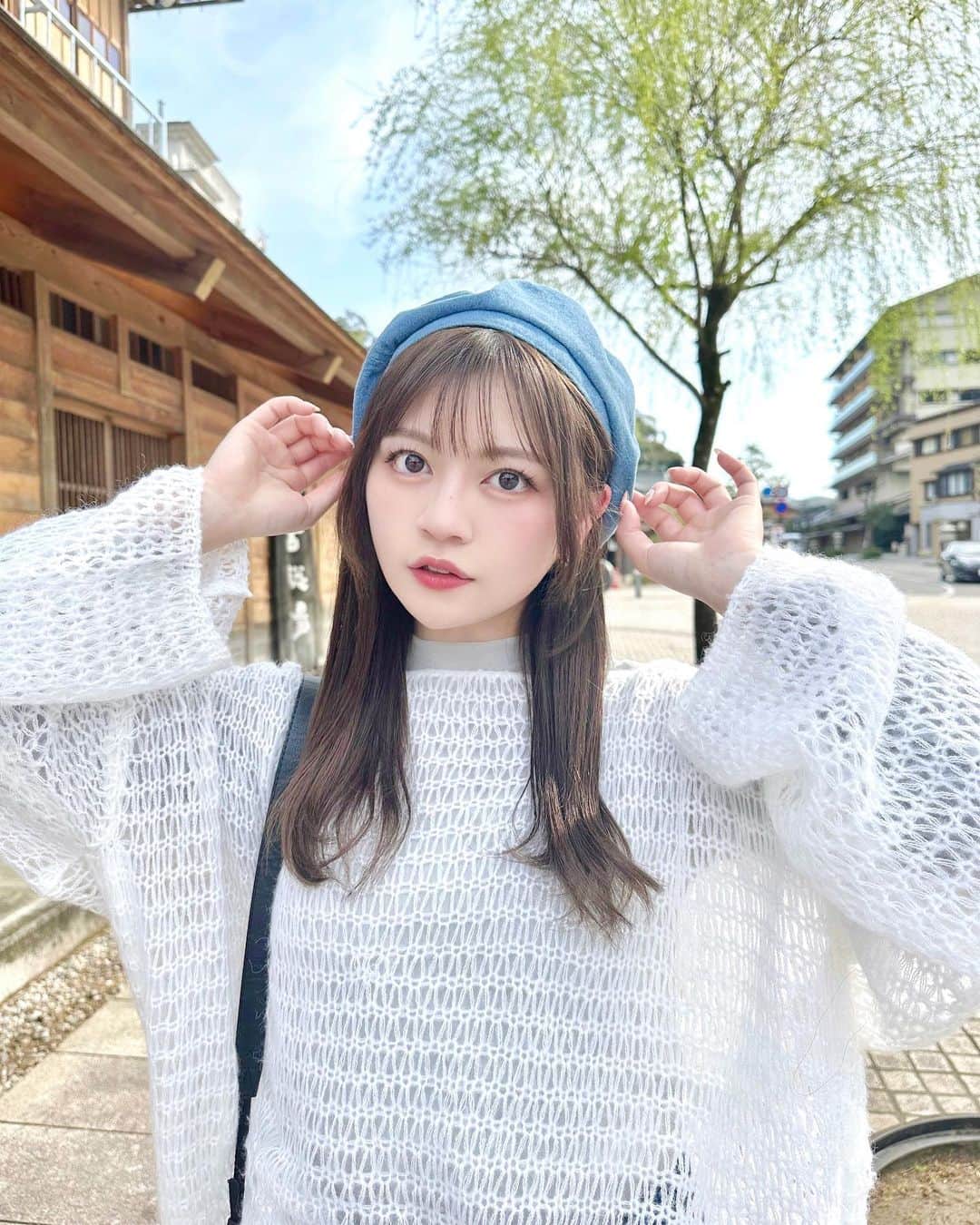 廣川奈々聖のインスタグラム：「🫧🪞🎣 🪄 ⁡ ⁡ 耳がぴょこって出てる女の子が好きで ベレー帽被ったらそれになれた💭 ◜. ̫.◝ ♡笑 ⁡ ⁡ ⁡ #石川旅行 #温泉街 #女子旅コーデ #カメラ旅 #ベレー帽コーデ #デニムコーデ#ishikawatrip #japanoninsta」
