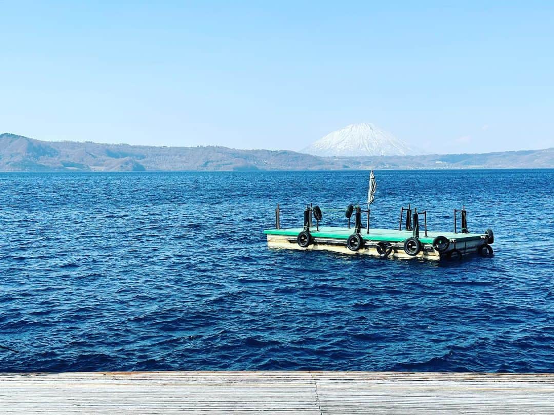 藤田貴大さんのインスタグラム写真 - (藤田貴大Instagram)「. . いまは静岡の静岡市にいますが、写真の遠くに映るのは、羊蹄山です。姿もそうですが、名前がうつくしいとおもいます。 . あ、というのは、羊蹄山は＂蝦夷富士＂と呼ばれているのもあるので。 . . . .」5月4日 9時08分 - fujita_takahiro