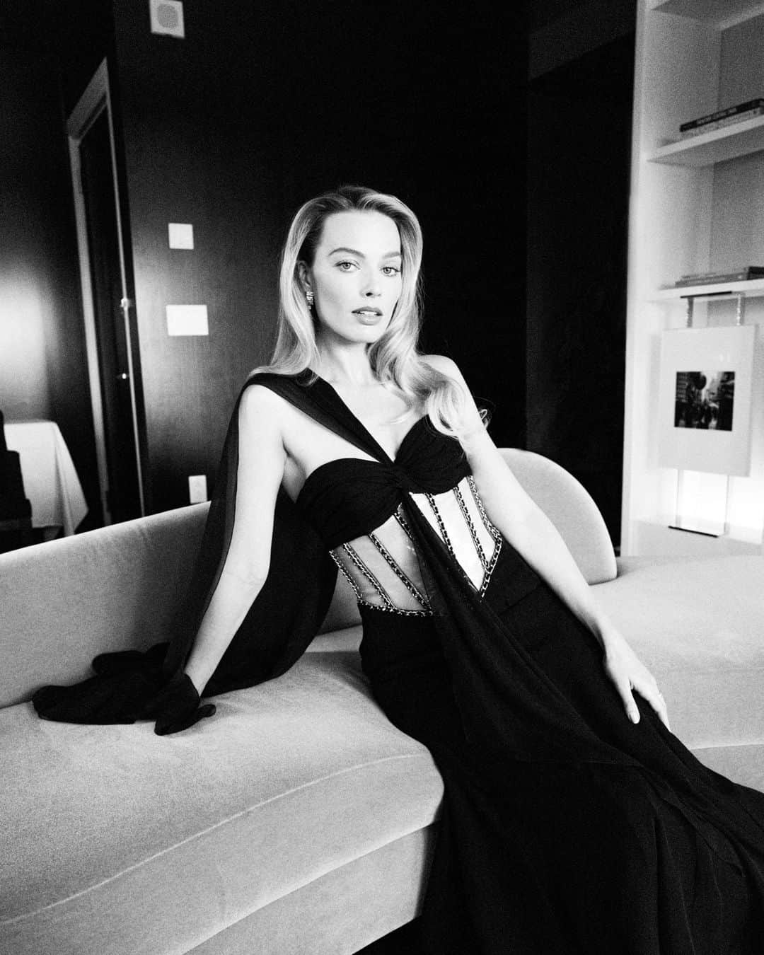 Vogue Australiaさんのインスタグラム写真 - (Vogue AustraliaInstagram)「"I’ve always loved to look back at the ’90s and when I saw this gown from the spring/summer 1993 couture collection, I loved everything about it," #MargotRobbie tells Vogue of her 2023 #MetGala look. "When I heard the original was part of the exhibition, I knew it was the one." At the link in bio, Vogue takes you behind the scenes as the actor readies for the event.  📷 @Virgile.Guinard」5月4日 9時11分 - vogueaustralia