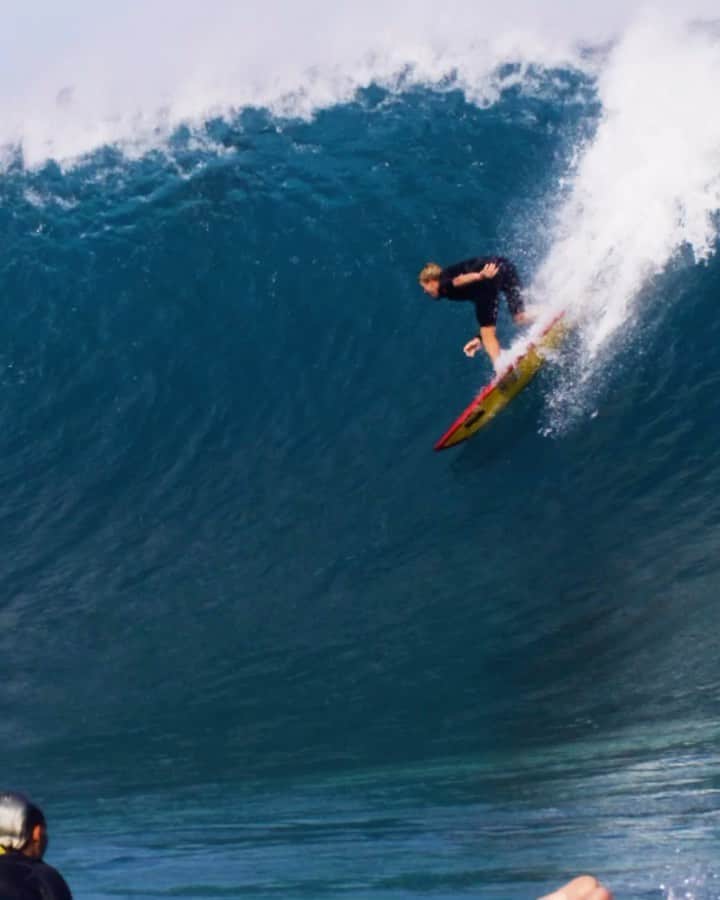 ジョン・ジョン・フローレンスのインスタグラム：「Pretty stoked to surf Pipe after a couple months on the road! - @parallelsea」
