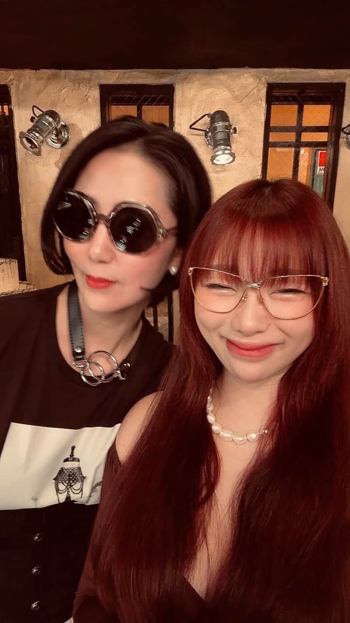 のインスタグラム：「ビンテージのアイウェアというジャンルで、 メガネ愛好家やファッション感度の高い人、世界中から熱狂的な支持を受ける【ソラックザーデ】さんへ🌹  RIOさん、AIさんの プロフェッショナルなお見立てに いつも新しい自分の表情に 発見👀をいただいております🕶⚡️   アイウェア、帽子、手袋、ヘアメイクを味方につけると自分の着こなしの鮮度をキープできるので、  ミラノは自分の人生を ドラマティックに彩るモノとの 運命的な出逢いを大切にしていて、長く愛でられるものを 少しずつ集めていますよ😌  オシャレで素敵な皆さんの 愉しいトークと フレンドリーな雰囲気についつい 長居してしまいます🌈 いつもドキドキを有難う 御座います🖤  アイウェアはお顔のジュエリー💎 パーフェクトなセレクトに ココロ潤わせつつ🦋  ミラマヨの刺激的な夜はまだまだ 続いたのでした…🌝  #SOLAKZADE #harajyuku #jingumae #予約制  気になる方はタグづけ✅して くださいね。  - - - - - 🥀🥀🥀 - - - - -  《 ABOUT 緑川ミラノ 》 日常にセクシーとゴージャスを🫦🌹 オンラインセレクトショップ 「Baby Doll Tokyo -mirano BOTE-」運営  天然バロックパールのアクセサリーショップ 「Freya-フレイヤ-」でも女性の美を応援中💋  不定期開催のポップアップストアなどについて まとめてあります🖤  スタイリスト、スタイリング コーディネート提案✨ コルセット・着用体験ライブトークショー⌛️ お仕事のご依頼はお気軽にDMで💌✨  - - - - - 🥀🥀🥀- - - - -  #緑川ミラノ #マダムミラノ #美と退廃 #コルセット #コルセット生活 #コルセットコーデ #フェティッシュ #フェティッシュファッション #corset #corsetdress」