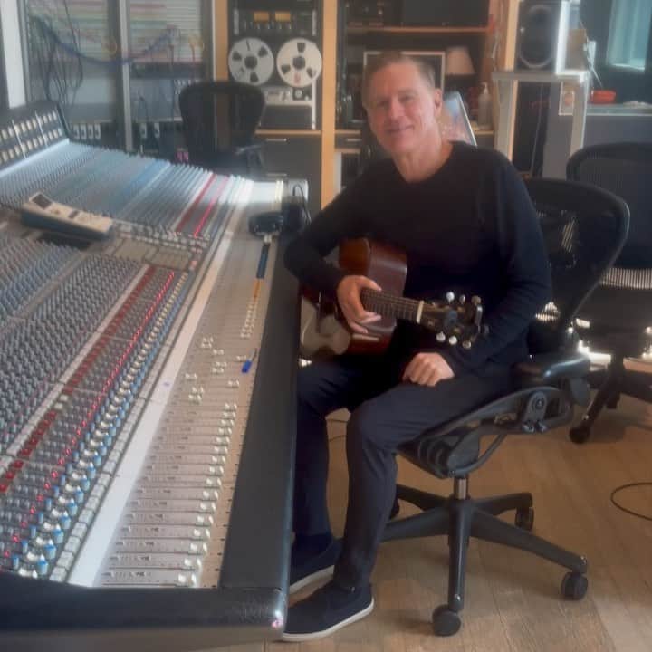 ブライアン・アダムスのインスタグラム：「The “so happy it hurts” USA tour starts in a few weeks, leave your song requests (AND THE CITY you’re coming to) in the comments! #sohappyithurtstour」